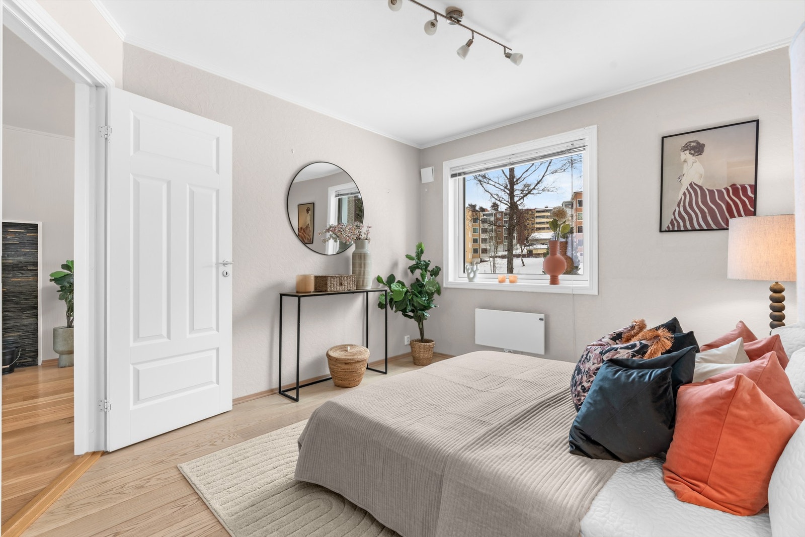 Hovedsoverommet er av svært god størrelse med plass til både dobbeltseng og nattbord. Galleribilde