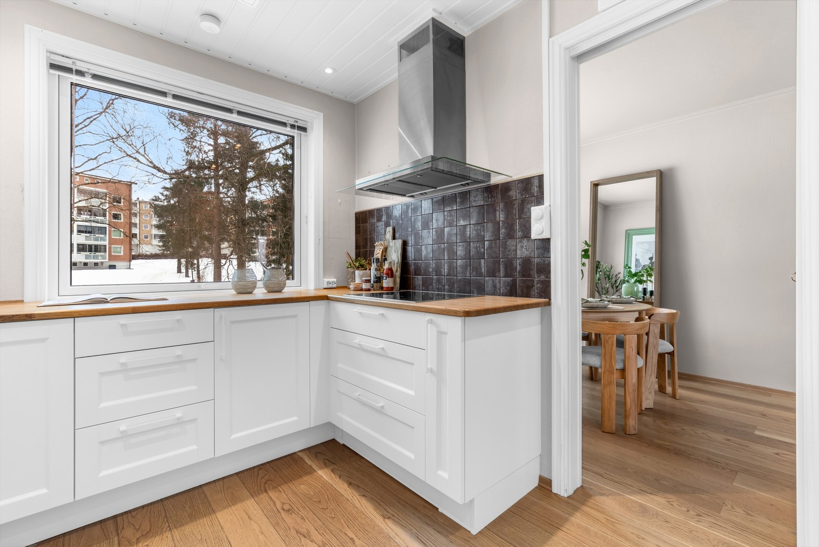 Over kokesonen er det montert ventilator med kullfilter. Det er fremlagt faktura dokumentasjon på montering av kjøkken inkl. rørlegger. Galleribilde