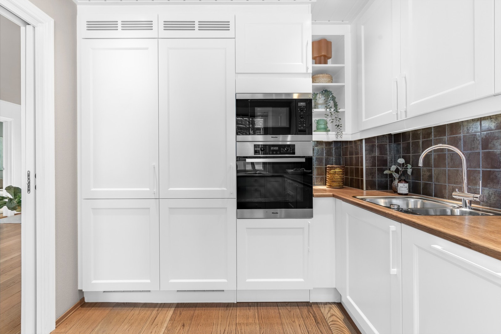 Hvitevarene fra Miele er integrerte og består av platetopp, stekeovn, microbølgeovn og oppvaskmaskin, samt separat kjøleskap og fryser. Galleribilde