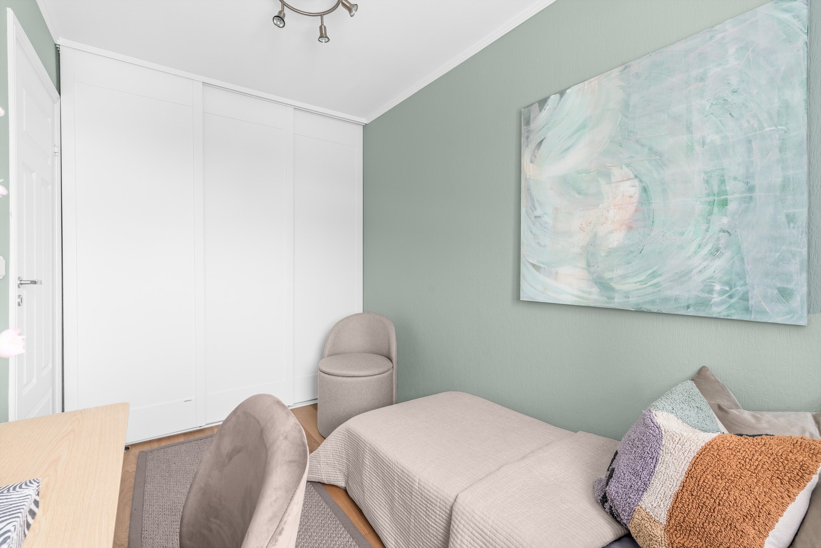 Her er det også montert en stor skyvedørsgarderobe for lagring. Leiligheten har også lagringsplass utenom det vanlige på til sammen 10 kvm i tre kjellerboder. Galleribilde