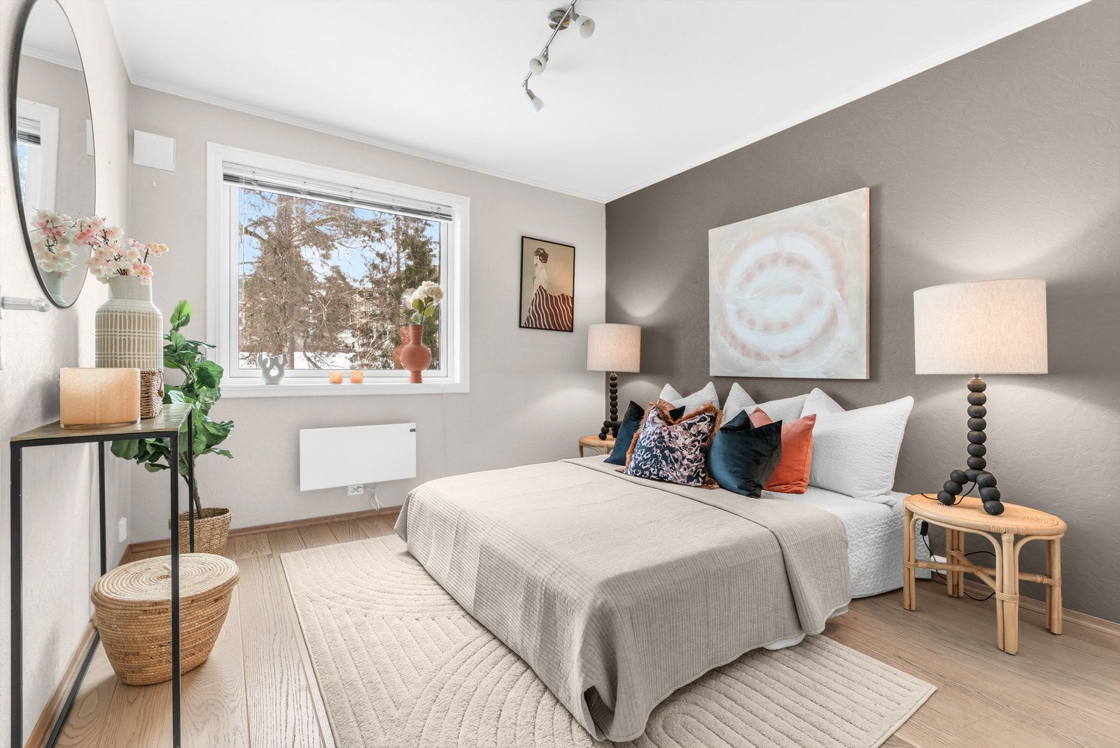 Leiligheten har tre soverom, alle med store vindusflater og fint utsyn. Galleribilde