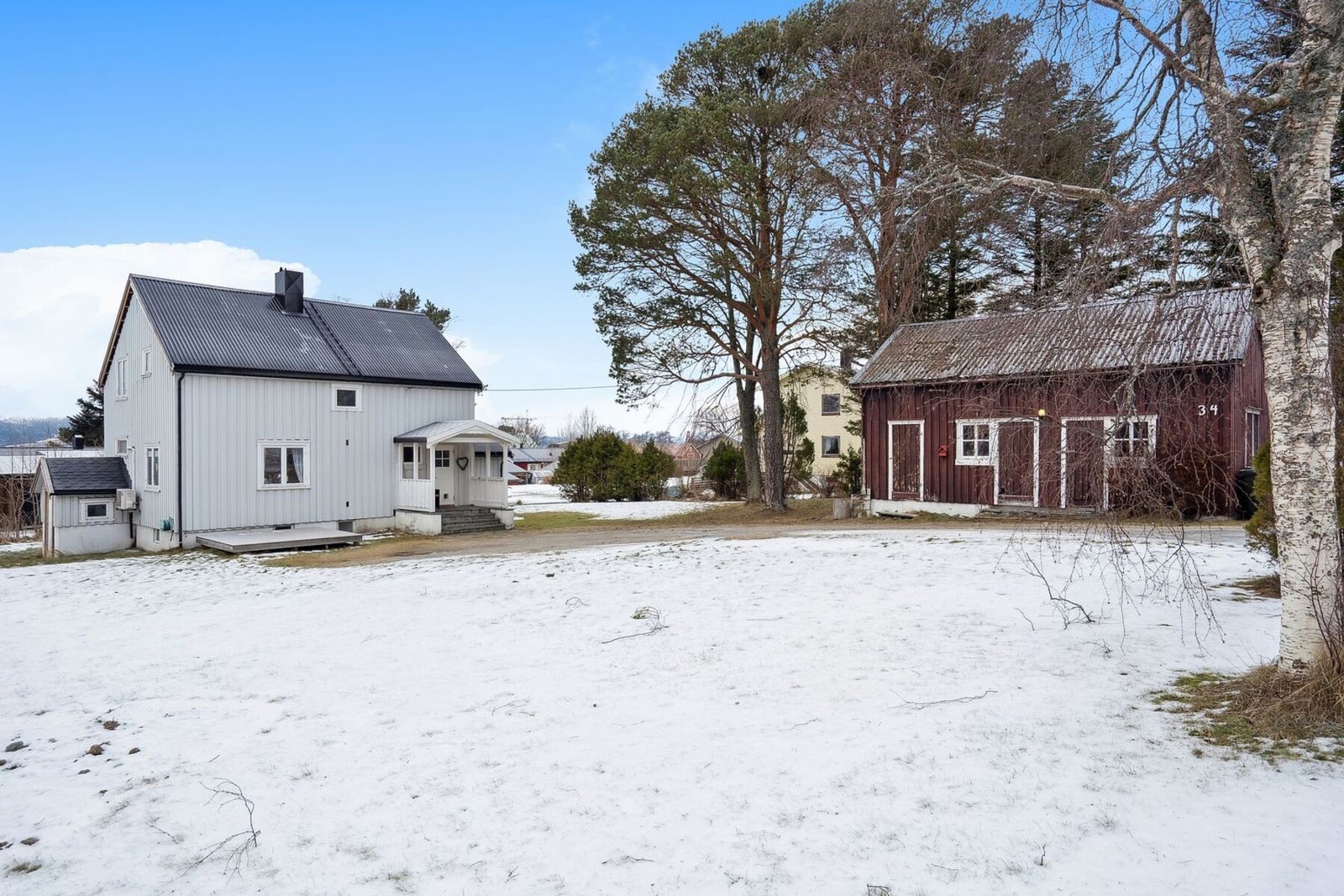 Tomten er på 1,2 mål og har uthus på 39 kvm. Galleribilde