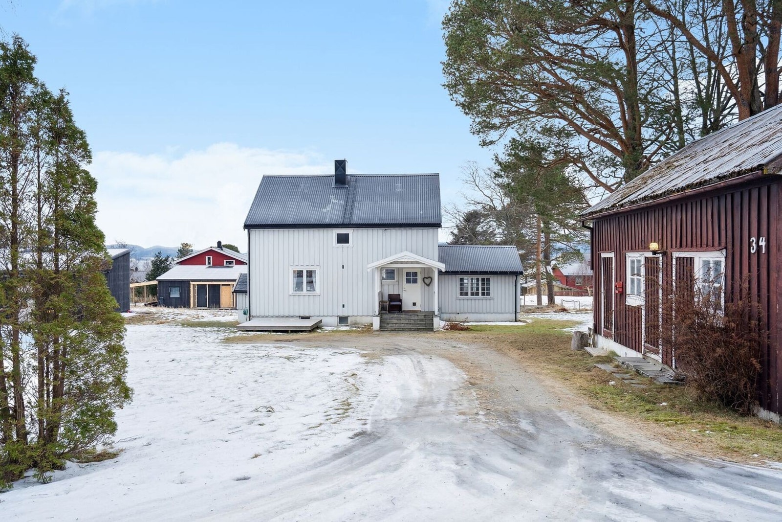 Her bor du landlig til på Kvithylla kun 8 min unna Rissa sentrum. Galleribilde