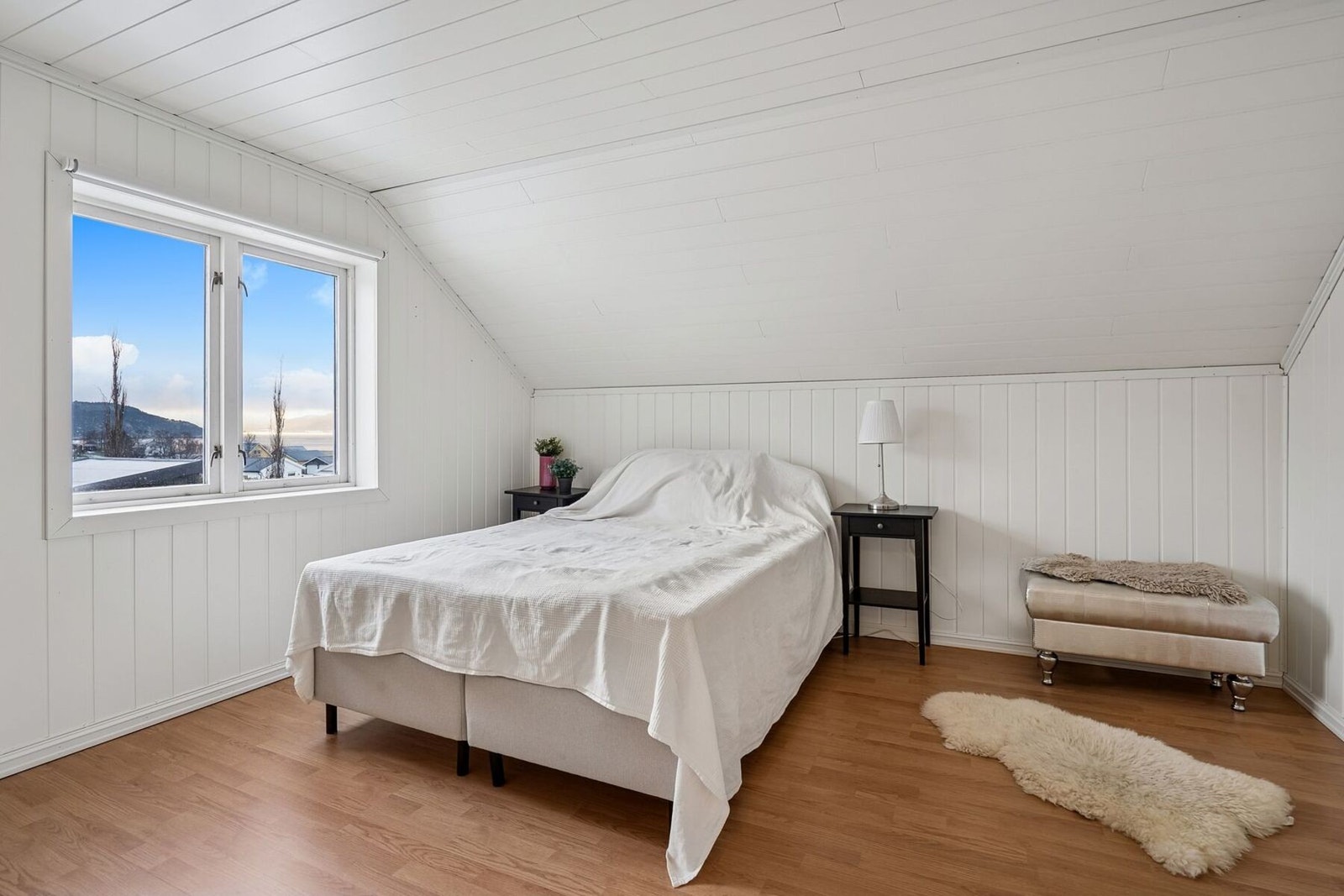 Hovedsoverommet rommer 12,5 kvm og har rikelig med plass til både seng og garderobeskap. Galleribilde
