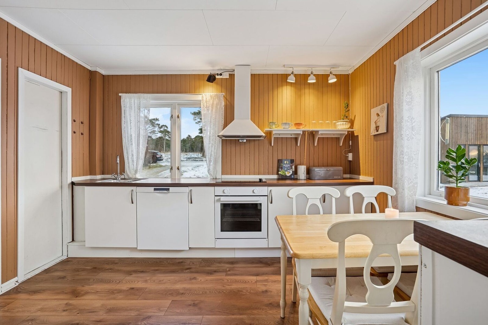 Her er det rikelig med skap- og benkeplass. Galleribilde