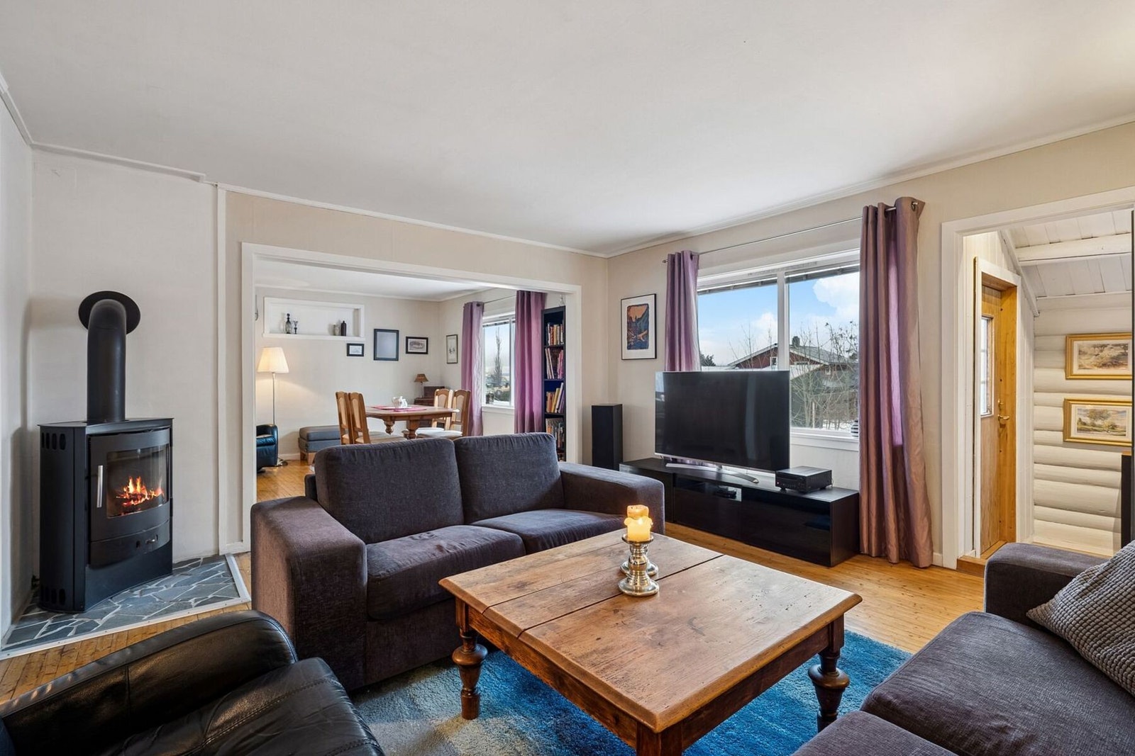 I hovedetasjen har du en svært romslig stue på hele 33 kvadratmeter. Galleribilde