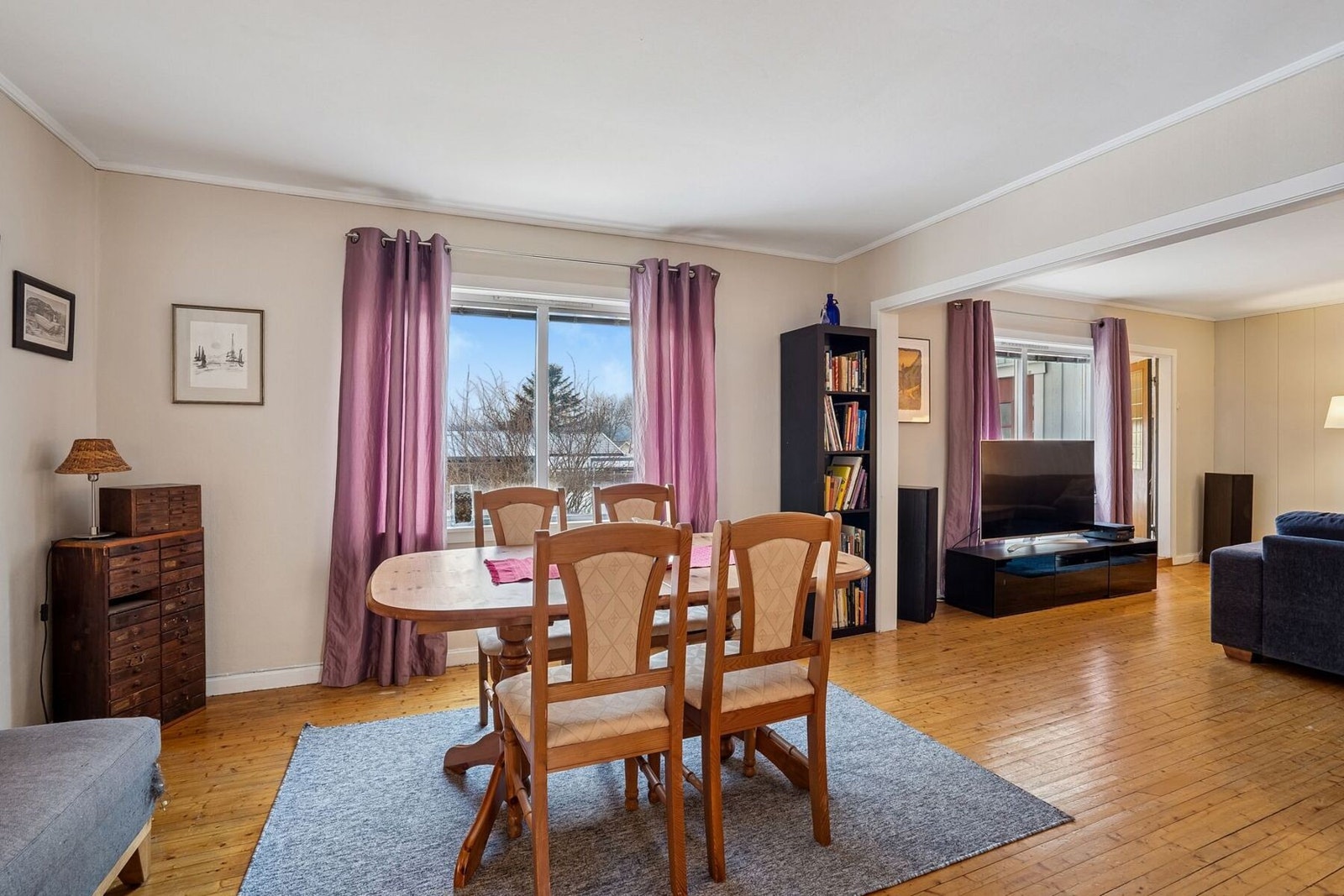 Stuen er inndelt i ulike soner og her er det god plass til en stor spisegruppe. Galleribilde