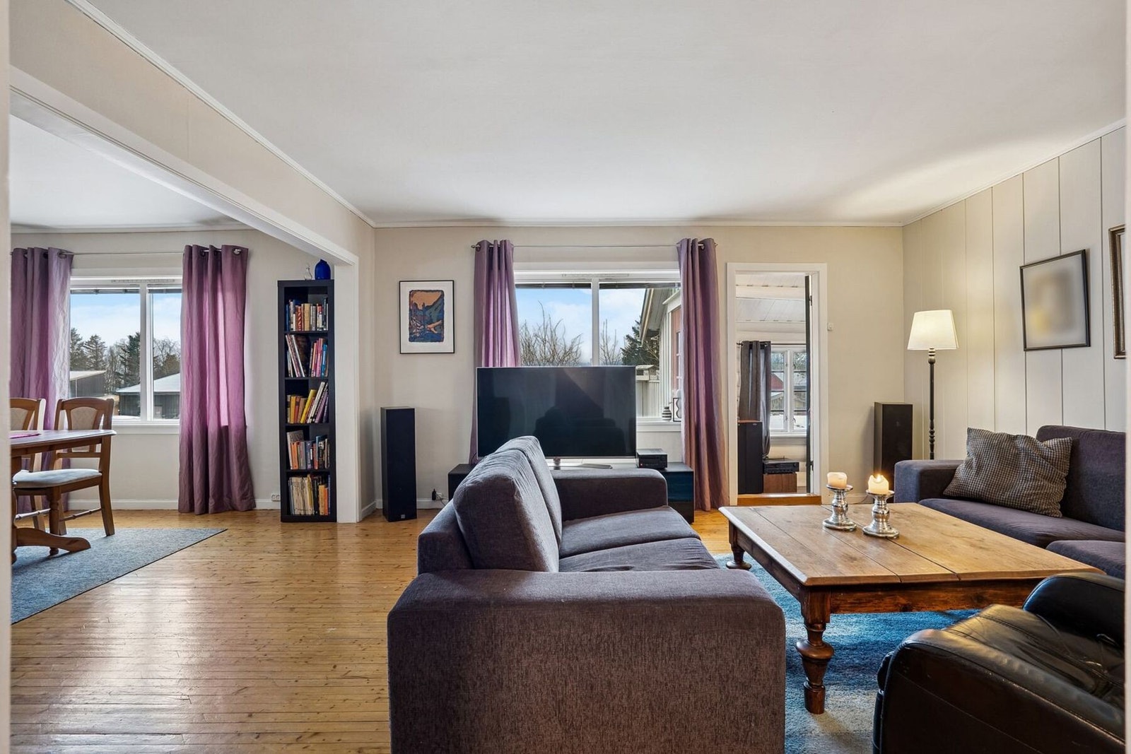 De store vindusflatene gir rikelig med naturlig lysinnslipp. Galleribilde