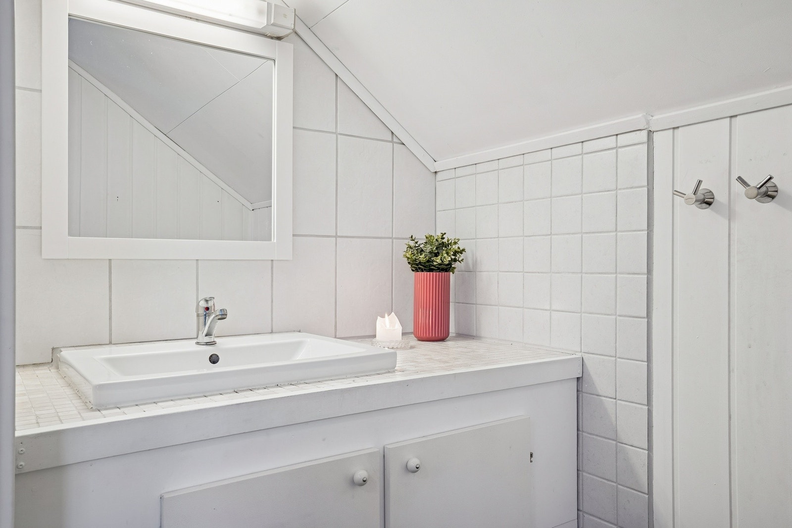 Badet er på 7 kvm med flislagt gulv og fremstår lyst og fint. Galleribilde