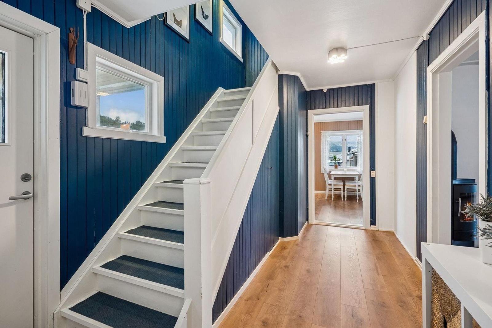 I kjelleren finner man fire kjellerrom og vaskekjeller. Galleribilde