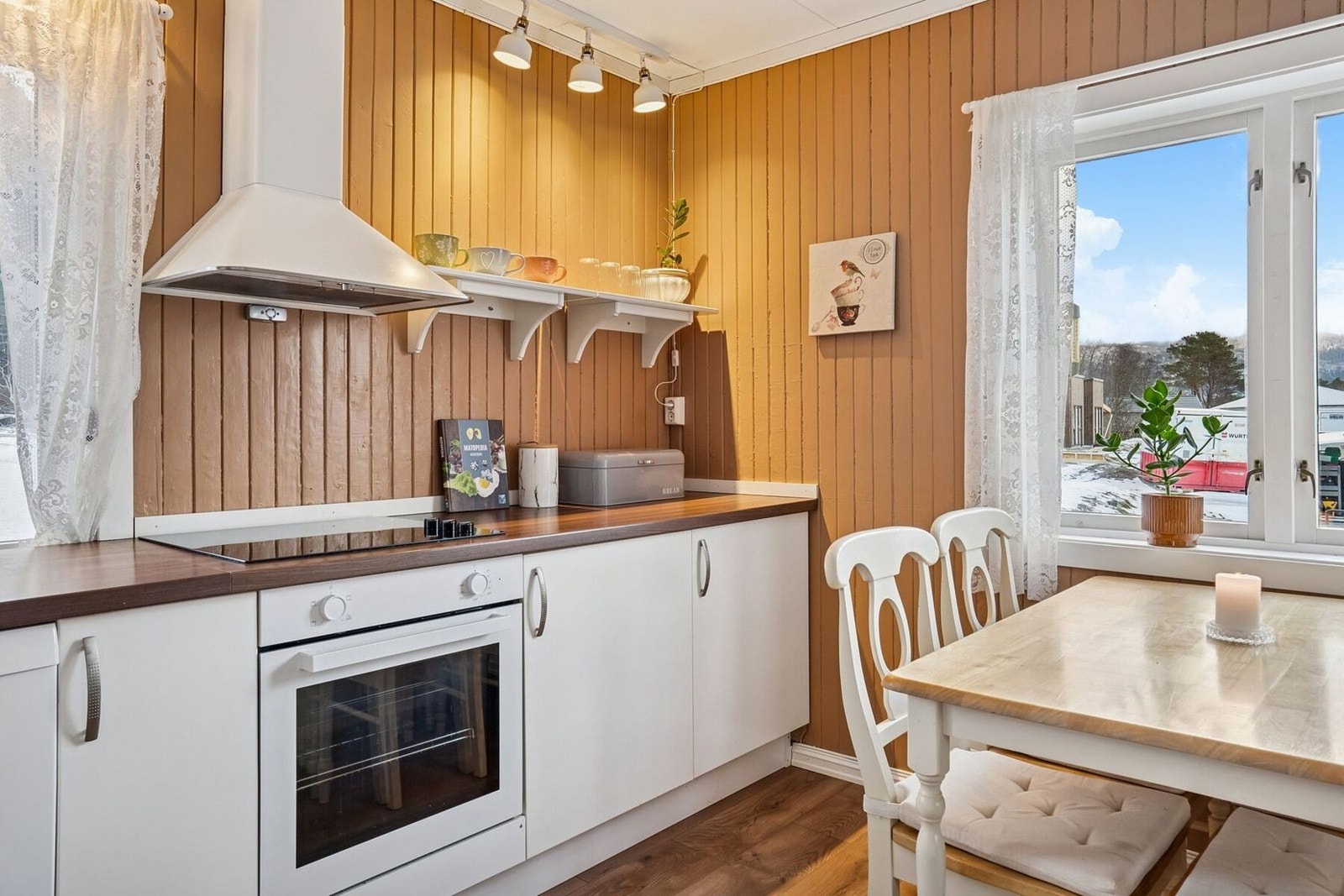 Kjøkkenet har integrerte hvitevarer som komfyr og oppvaskmaskin. Galleribilde