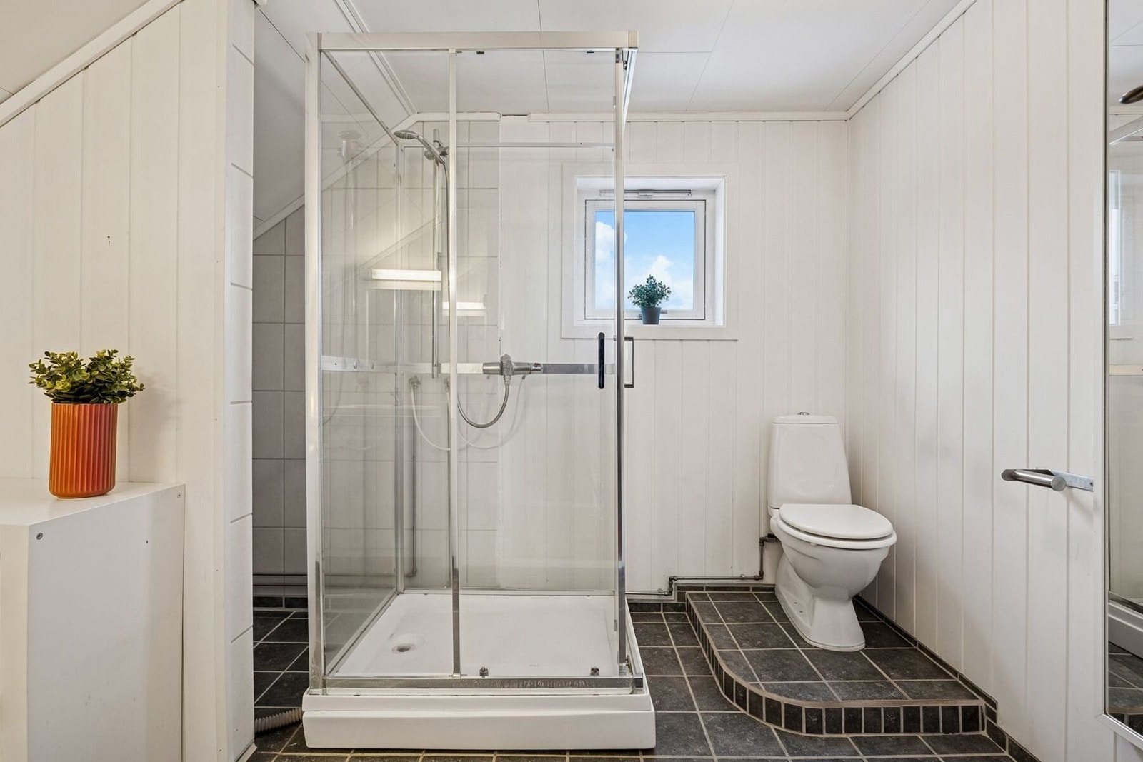 Innredning med dusjkabinett, toalett og servant. Galleribilde