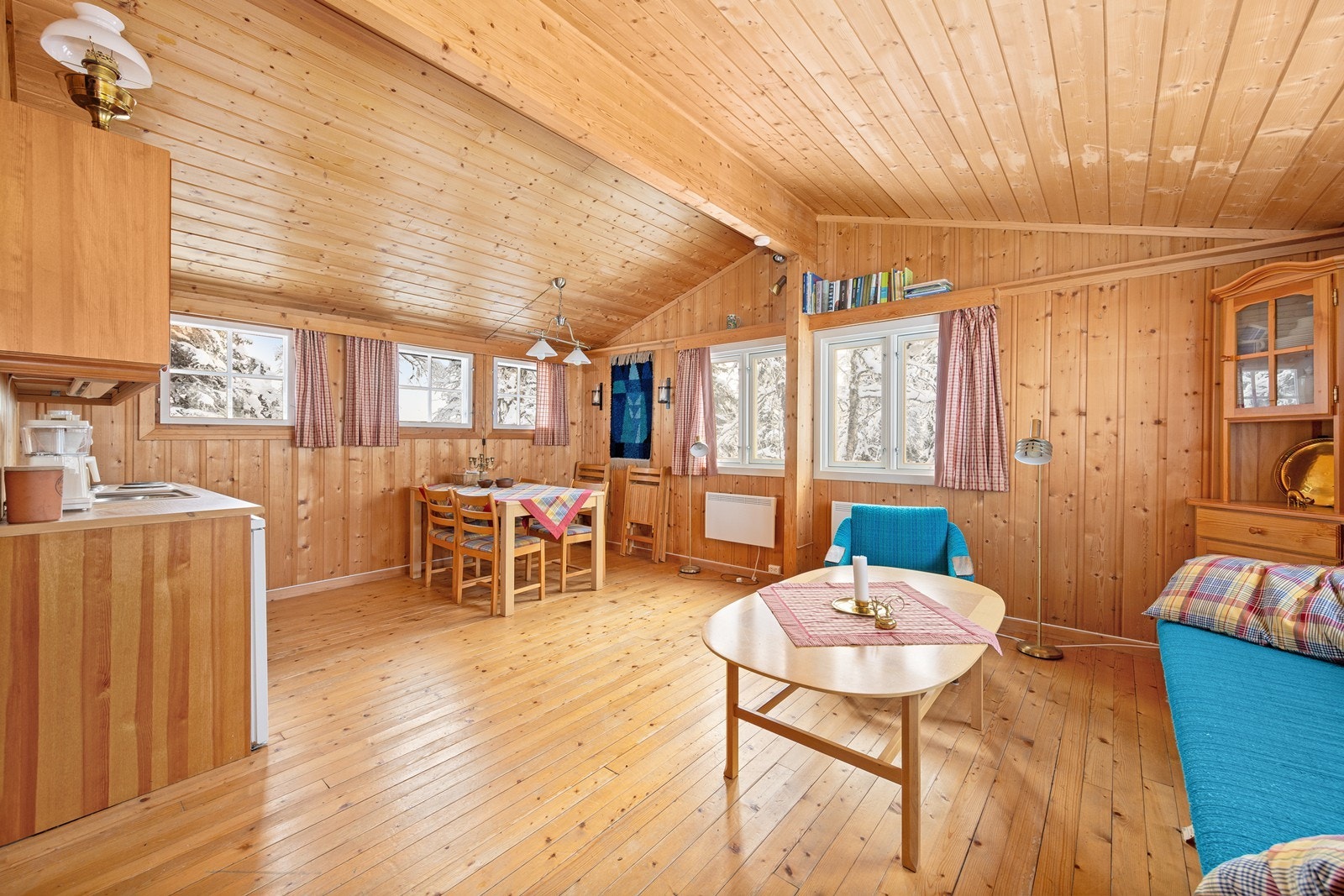 Med plass til både sofa- og spisegruppe er dette er sosialt rom for både hygge og avslapning. Galleribilde