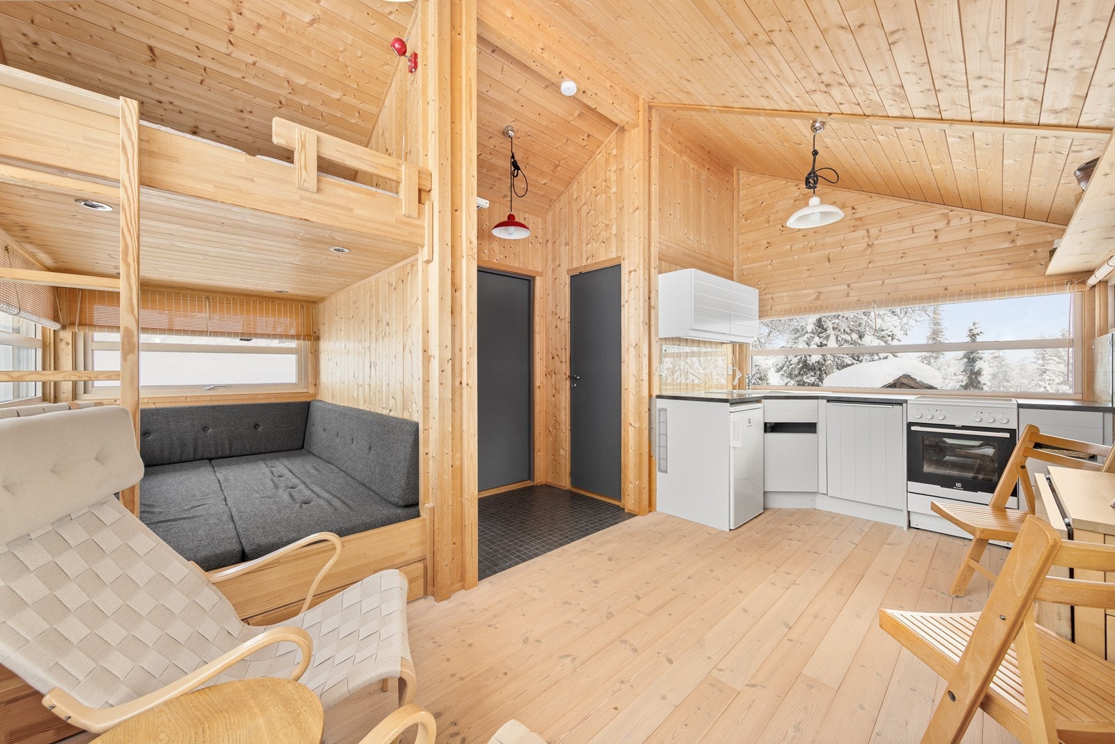 Annekset, bygget i 2013, gir rom for ekstra fleksibilitet og har en gjennomført funkisinspirert stil. Galleribilde