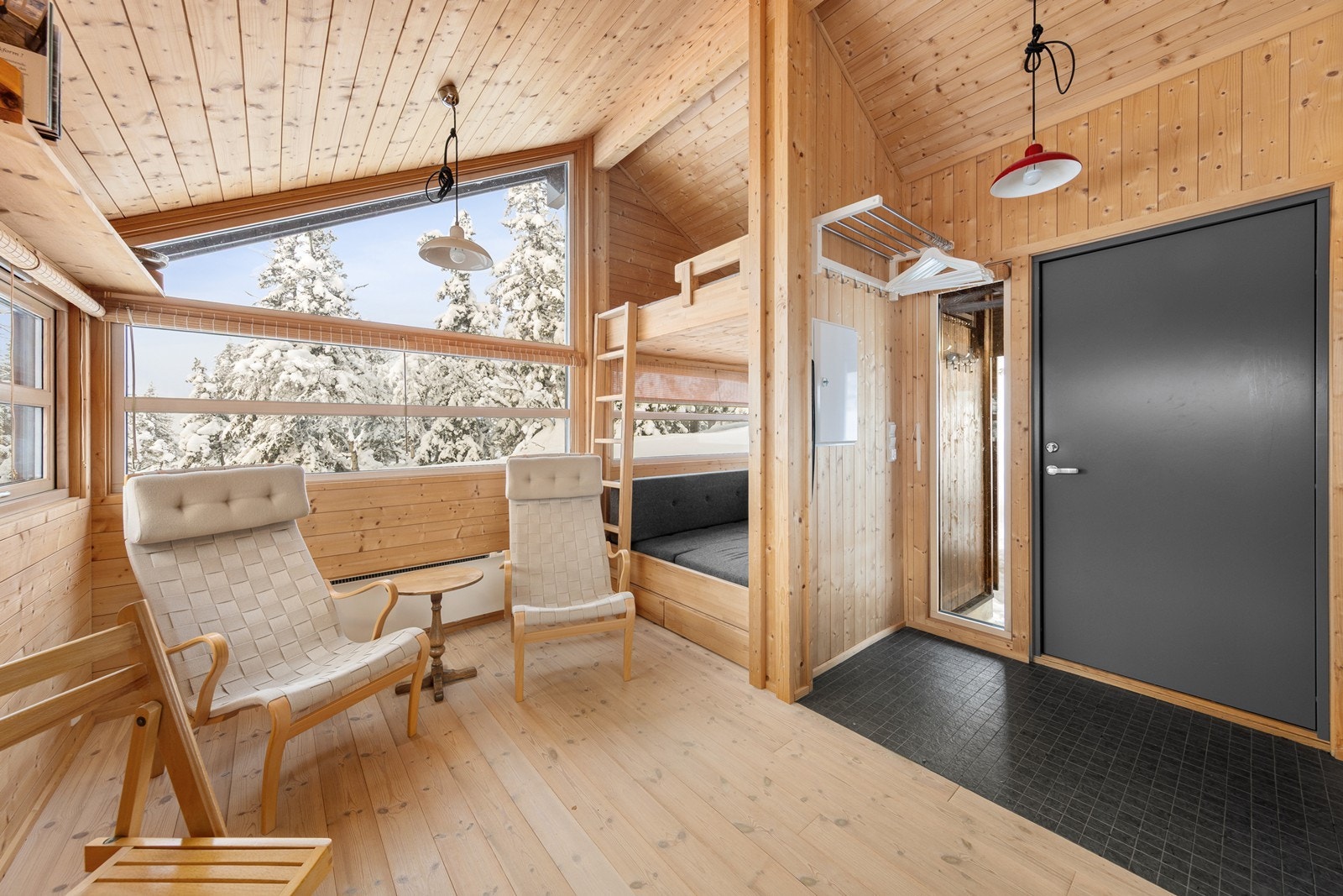 Rommet har en praktisk og åpen stue-/kjøkkenløsning med god mønehøyde, og en sovealkove med plass til fire sengeplasser - ideelt for gjester. Galleribilde