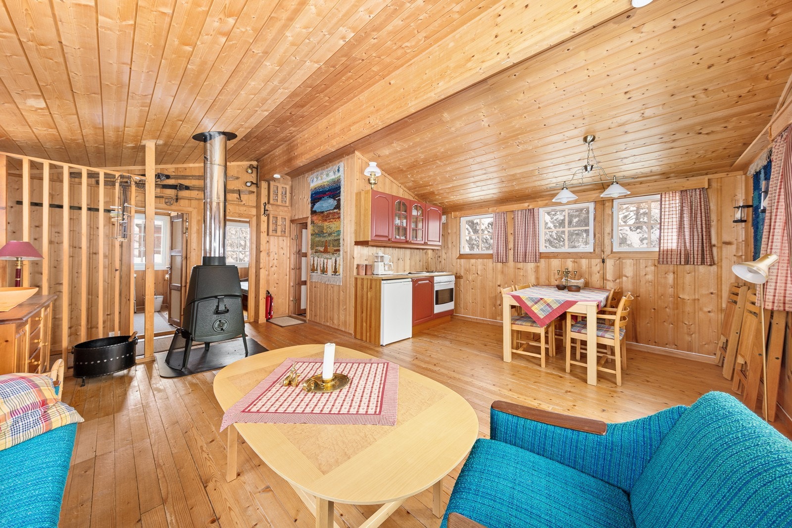 Den åpne løsningen inn mot kjøkken skaper et hyggelig allrom. Galleribilde