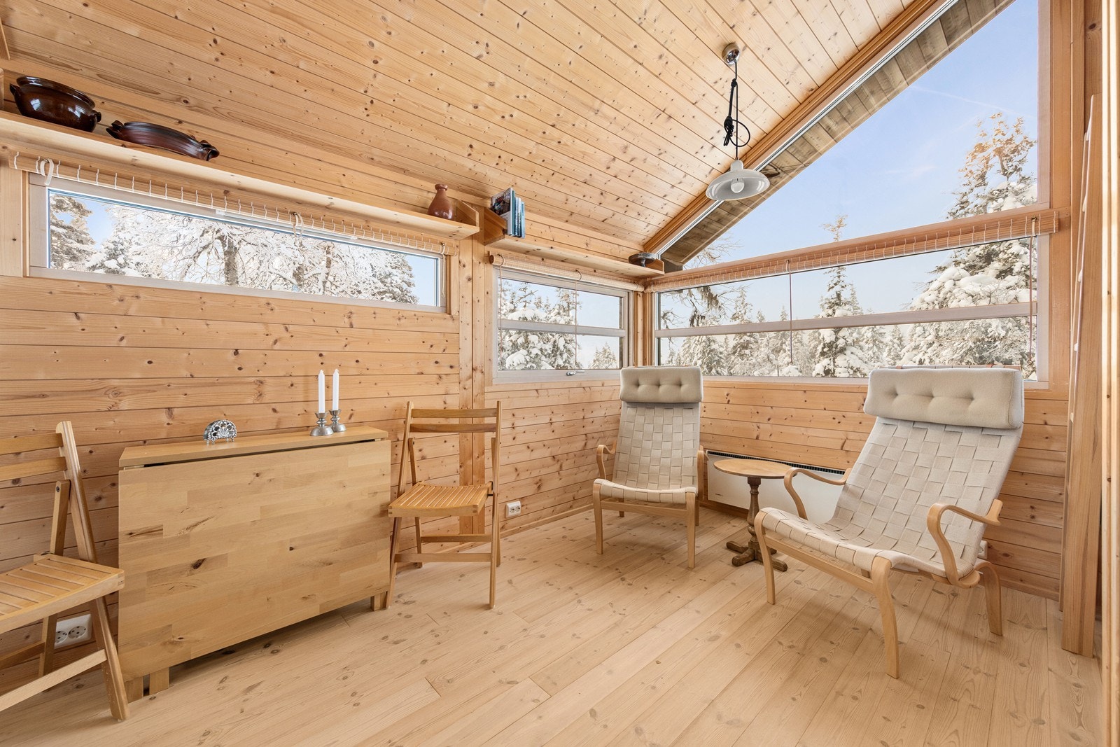 Innvendige overflater inkluderer gulvbord og fliser på gulv, panel på veggene og i taket. Galleribilde