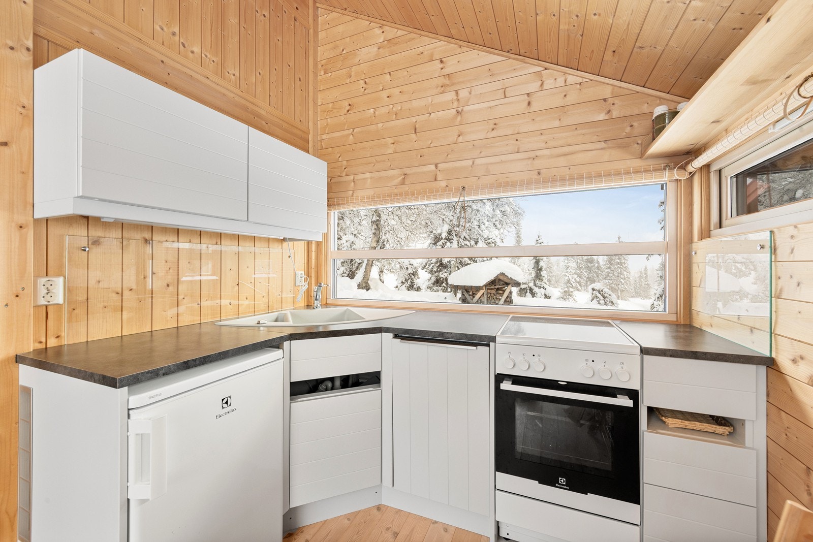 Laminert benkeplate med nedfelt oppvaskkum gir et stilrent uttrykk. Galleribilde