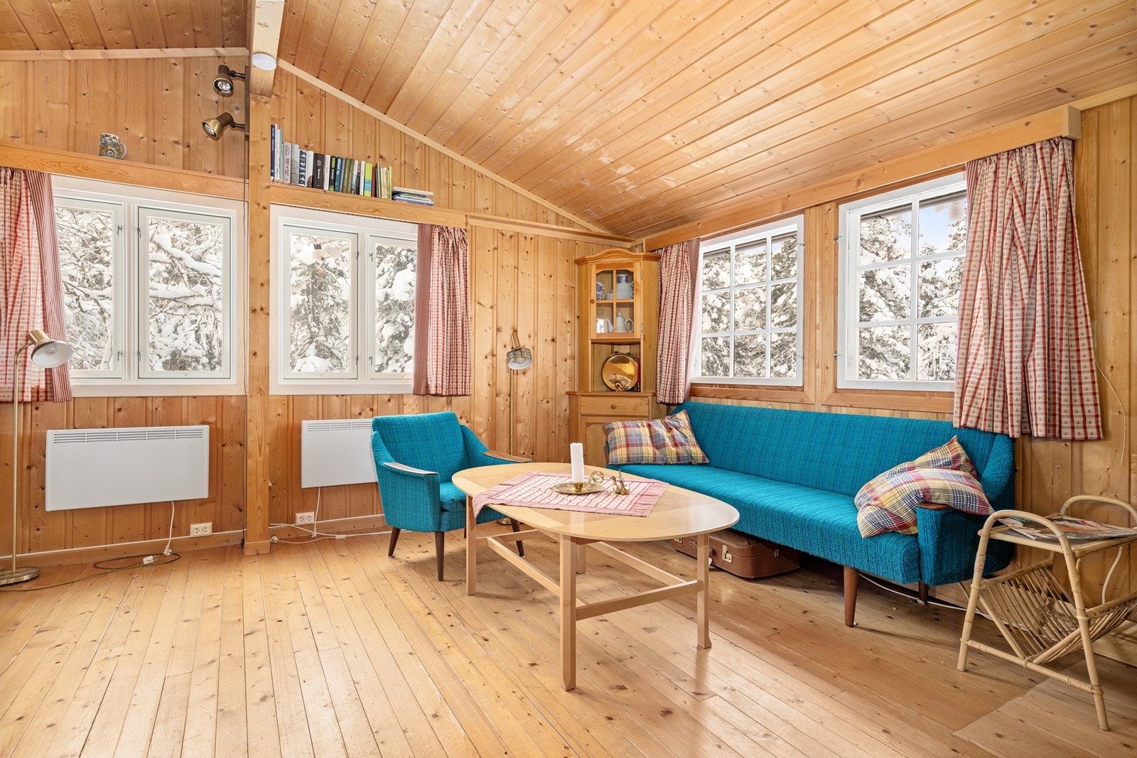 Fra vinduene slippes det inn godt med naturlig dagslys. Galleribilde