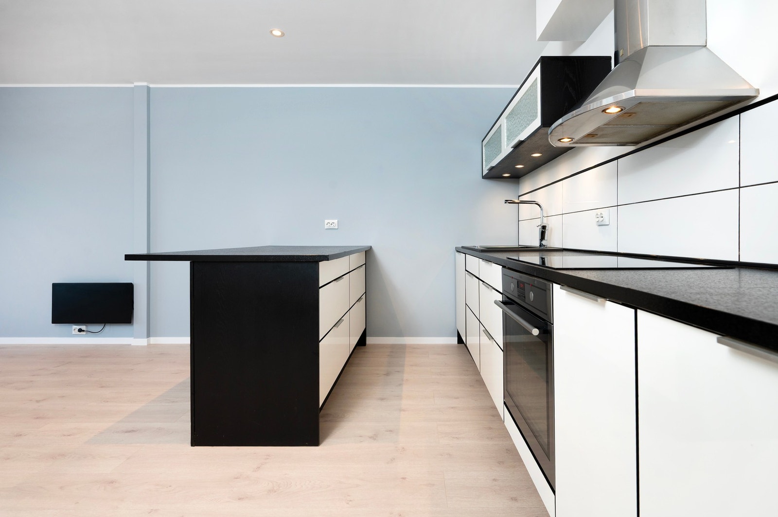 Benkeplaten er av laminat med overlimt vask. Galleribilde