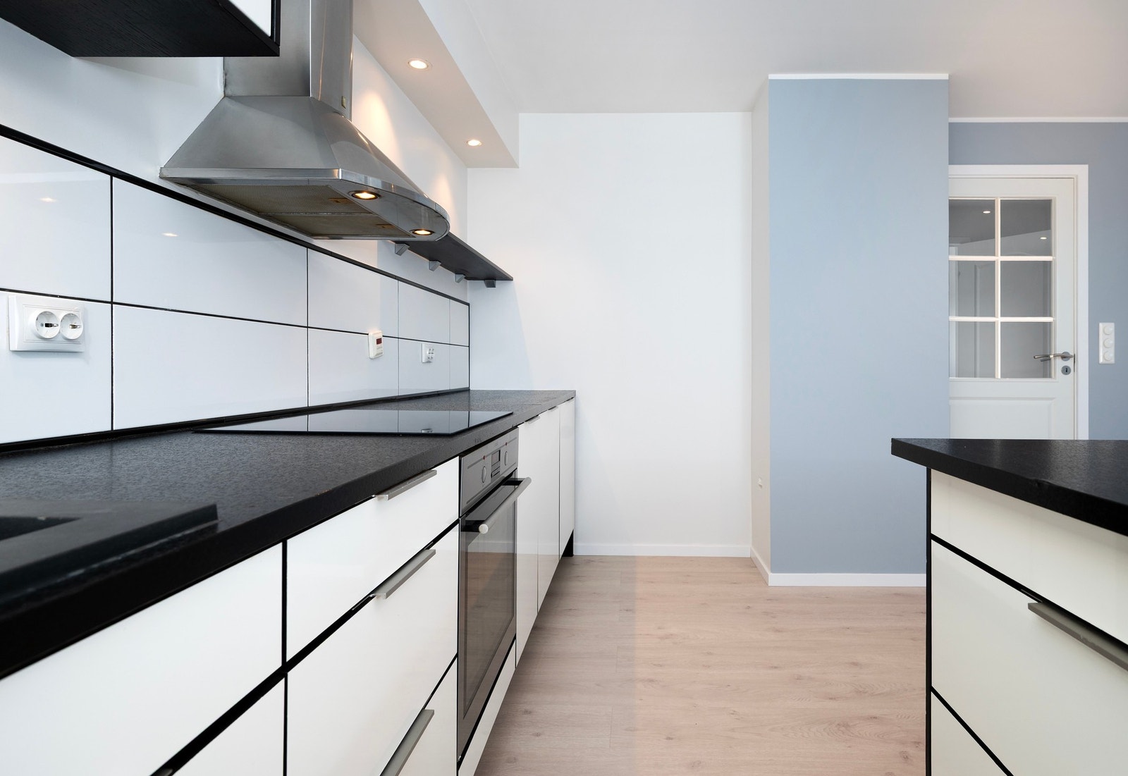 Kjøkkenet er fra 2014 og har godt med både skap- og benkeplass. Galleribilde