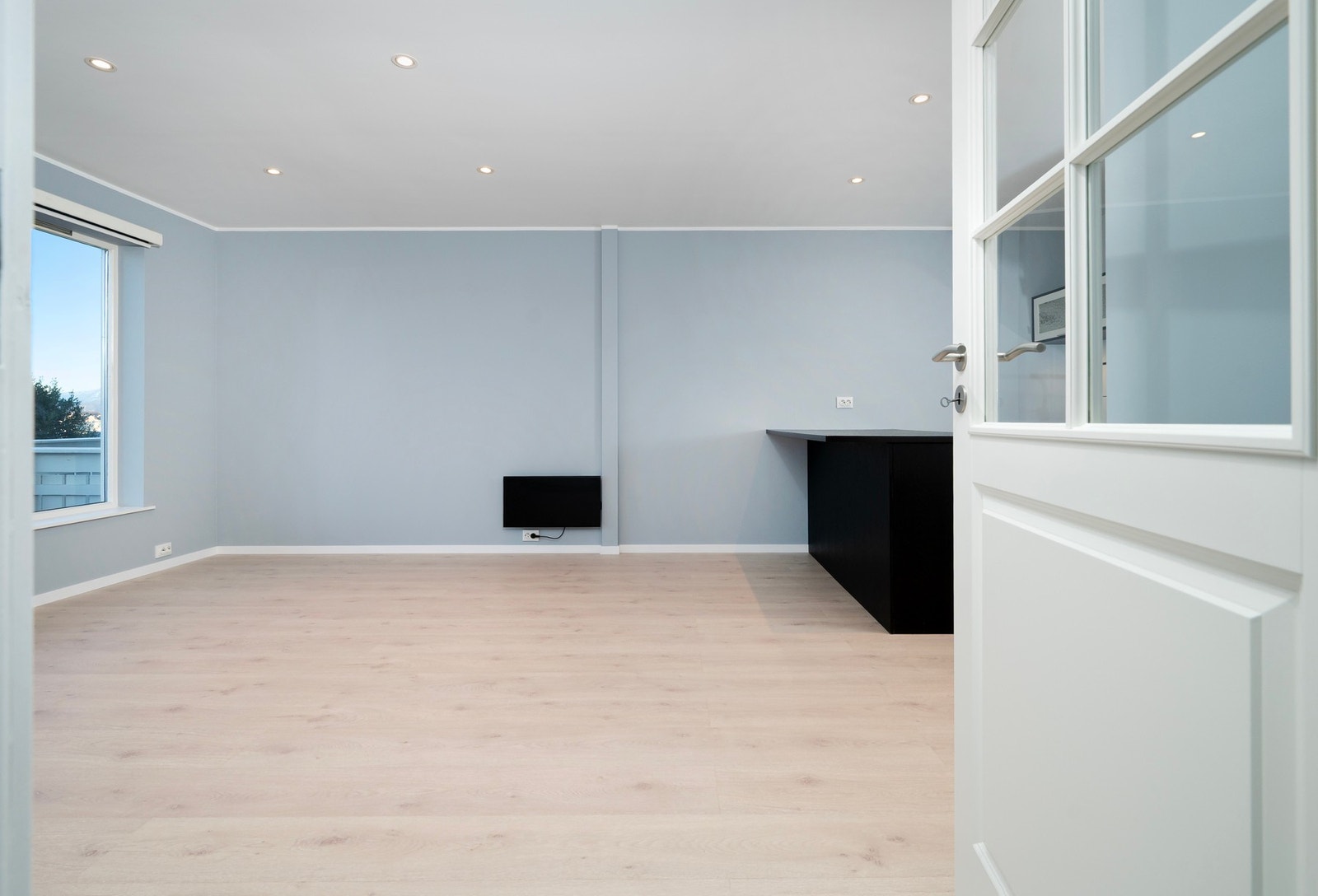 Det ble lagt nytt gulv i stue/kjøkken i 2026. Galleribilde