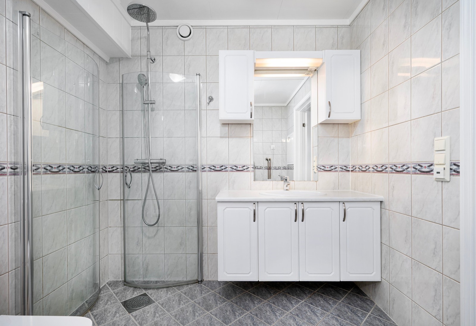 Godt med oppbevaringsplass i baderomsinnredningen. Galleribilde