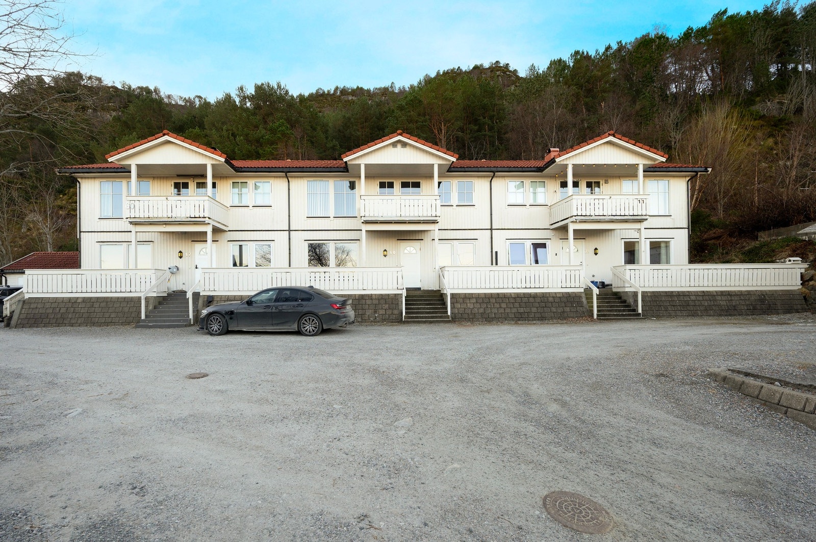 Det er parkeringsplass på sameiets tomt. Galleribilde