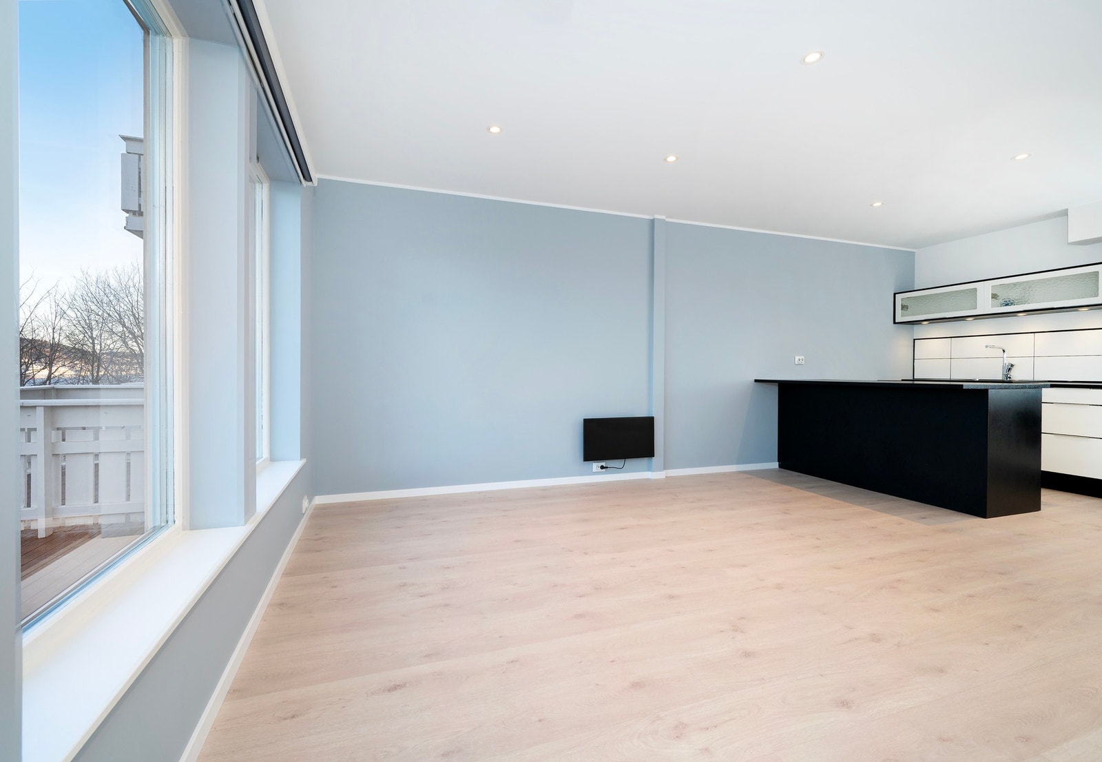 Store vindusflater slipper inn godt med naturlig lys. Galleribilde