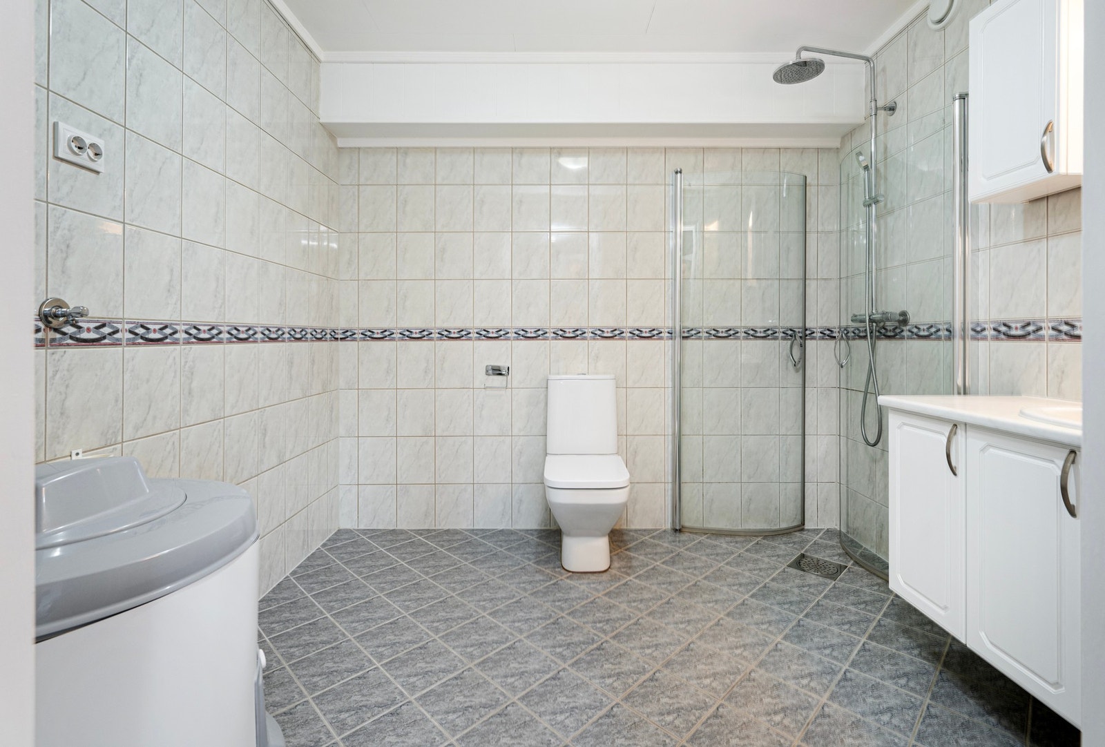 Stort, flislagt baderom med elektriske varmekabler. Galleribilde