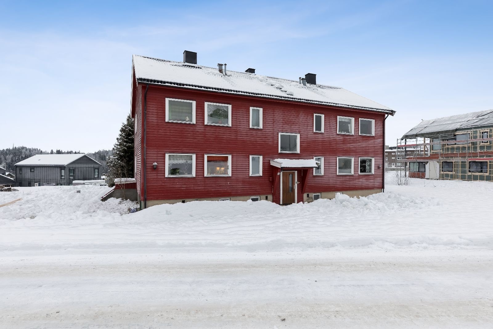 Fasade.Boligen ligger med kort vei til flere ulike fasiliteter. Galleribilde