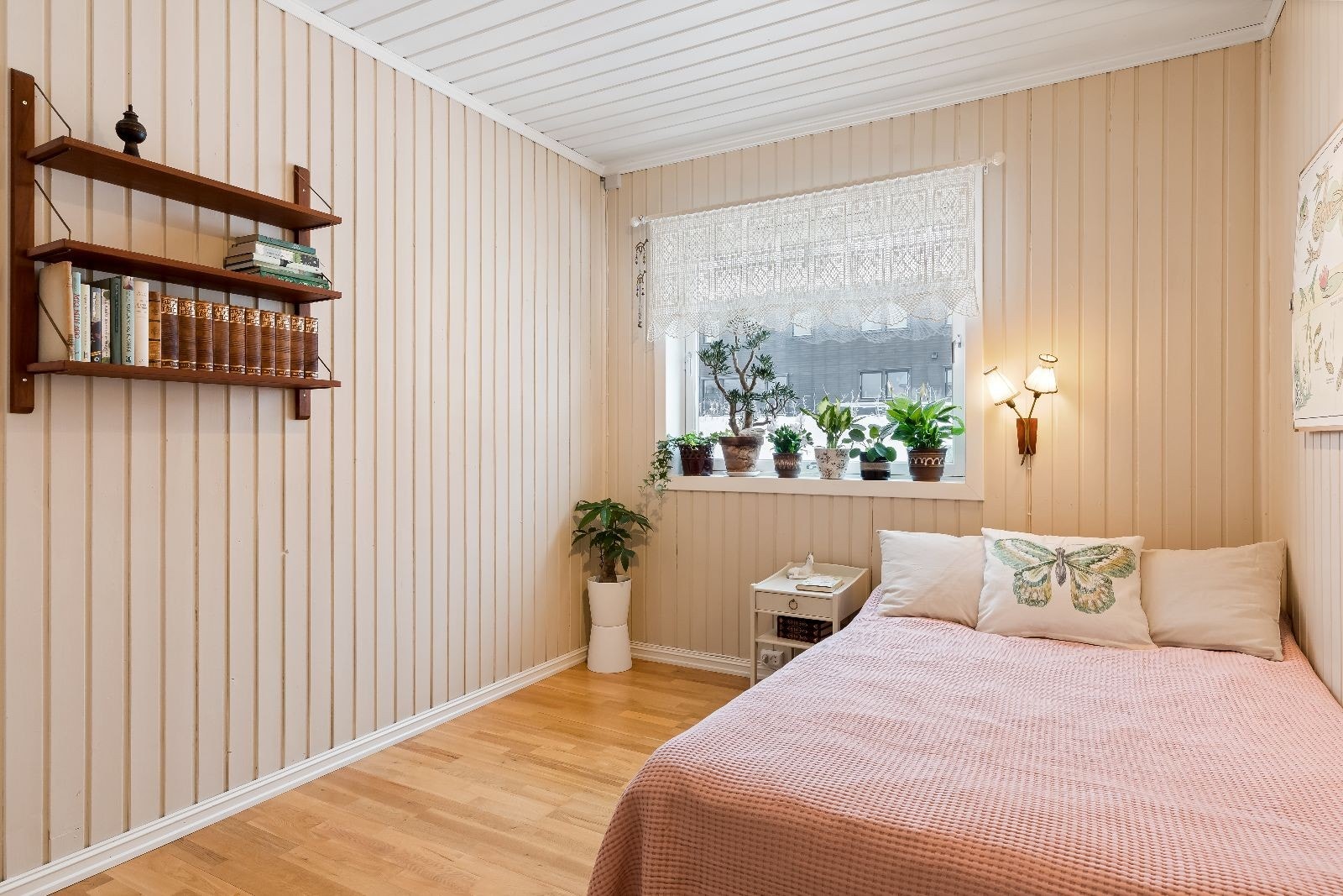 Soverommet med plass til seng og garderobeskap. Galleribilde