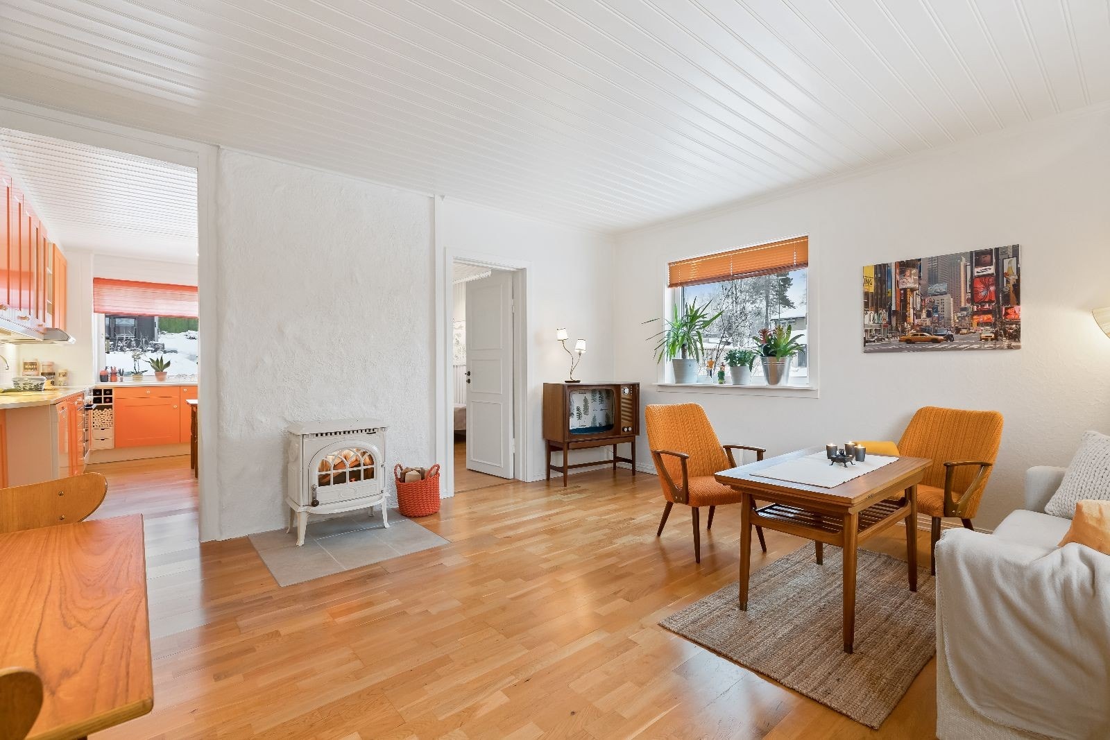 Lys stue med peisovn. Galleribilde