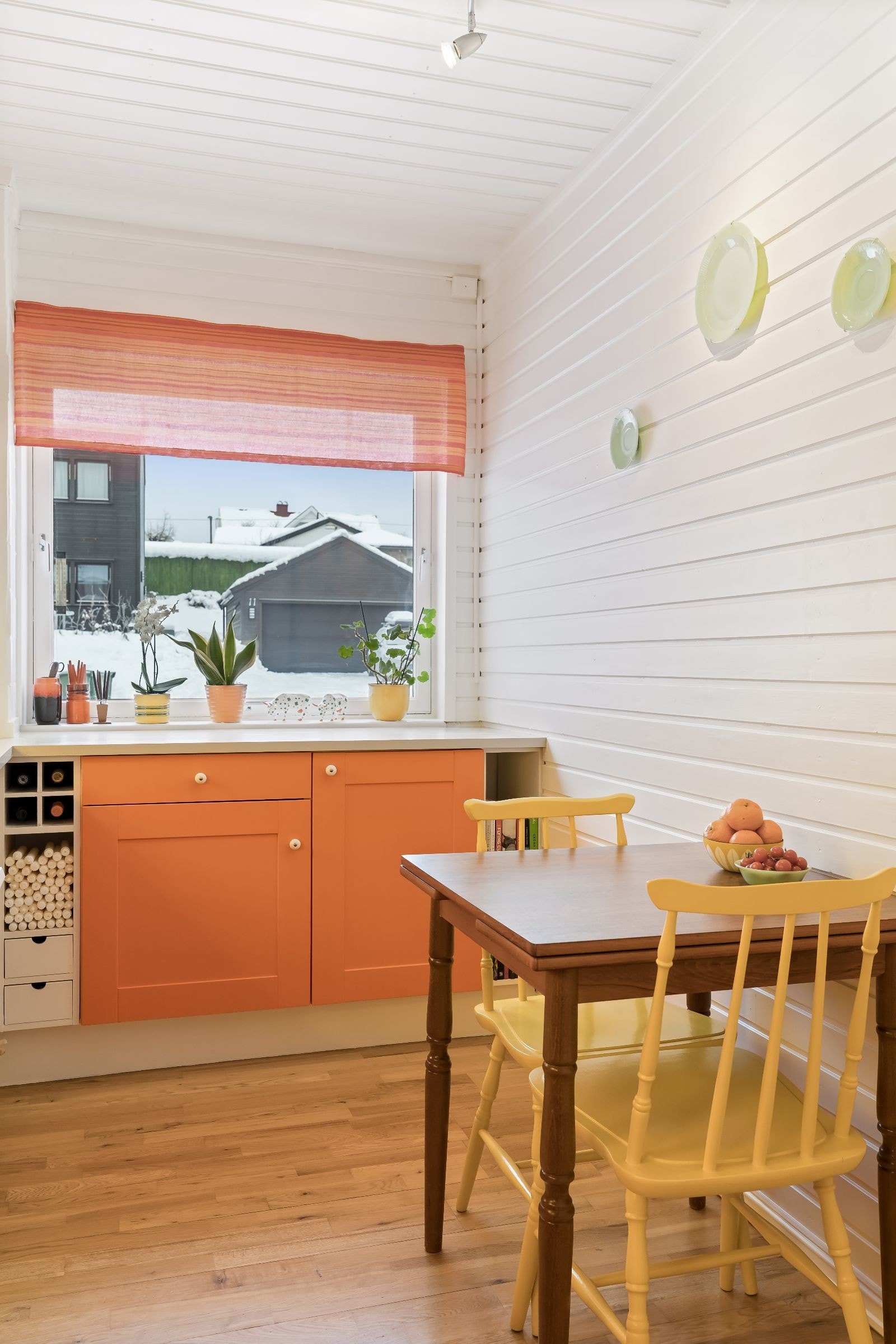 Kjøkkenet har plass til et lite frokostbord. Galleribilde