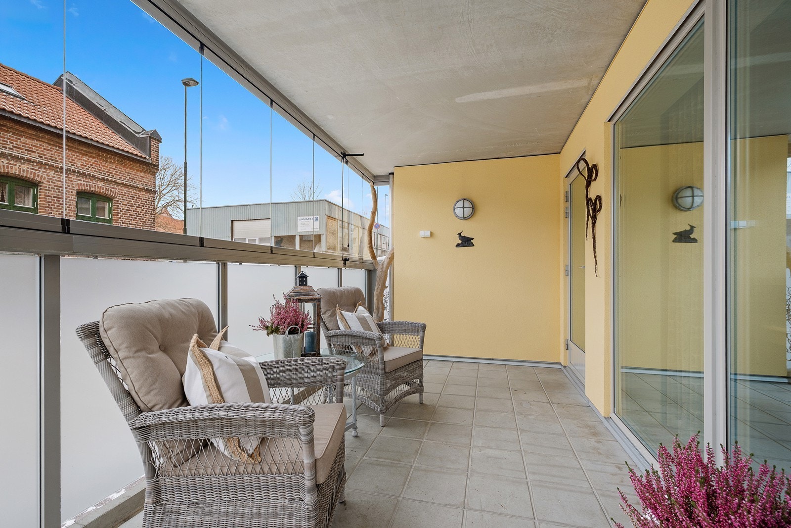 Balkongen har frostede glass i nedre felt og er ellers innglasset med glass som kan trekkes til side Galleribilde