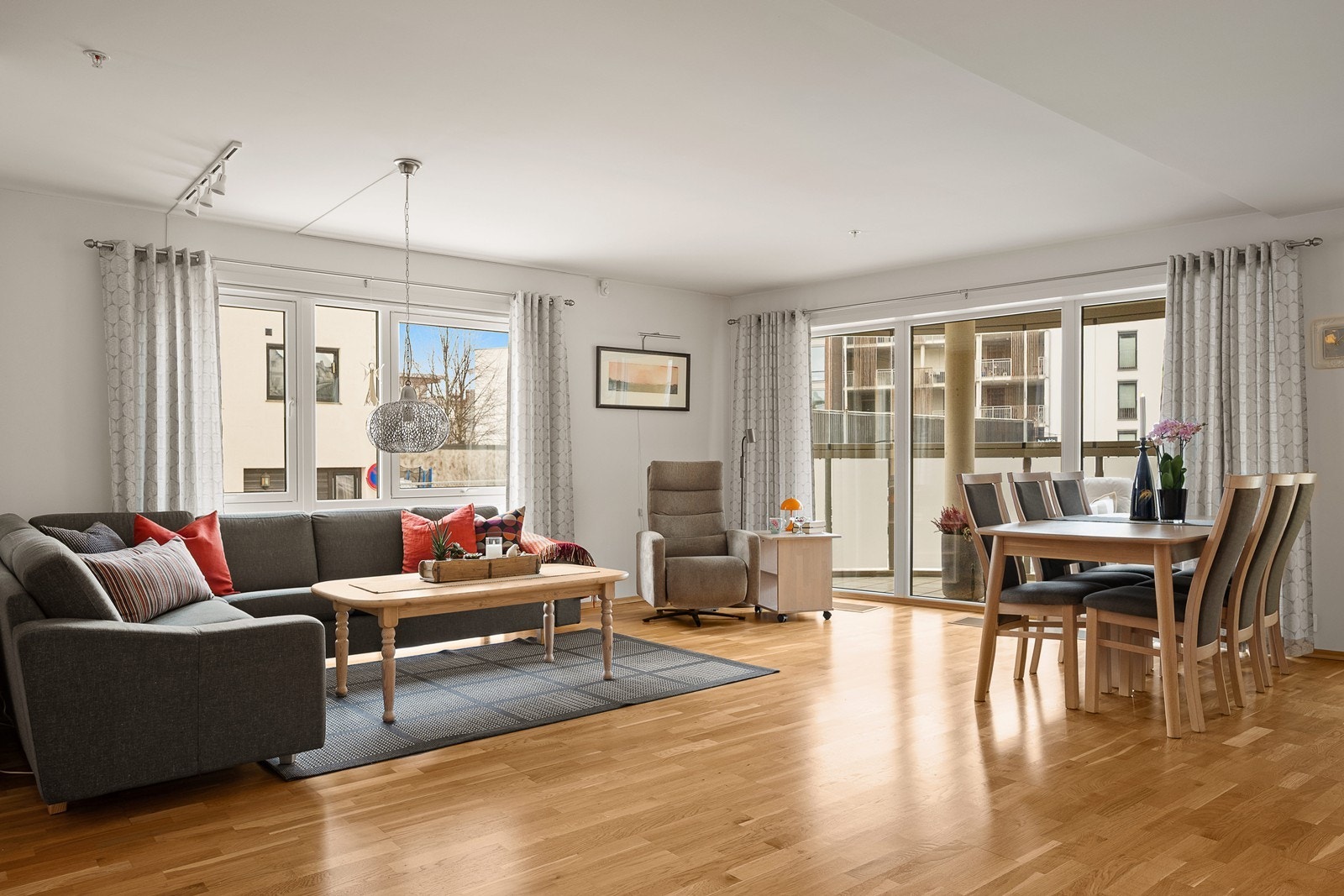 Romslig 4-roms selveierleilighet med meget sentral beliggenhet Galleribilde