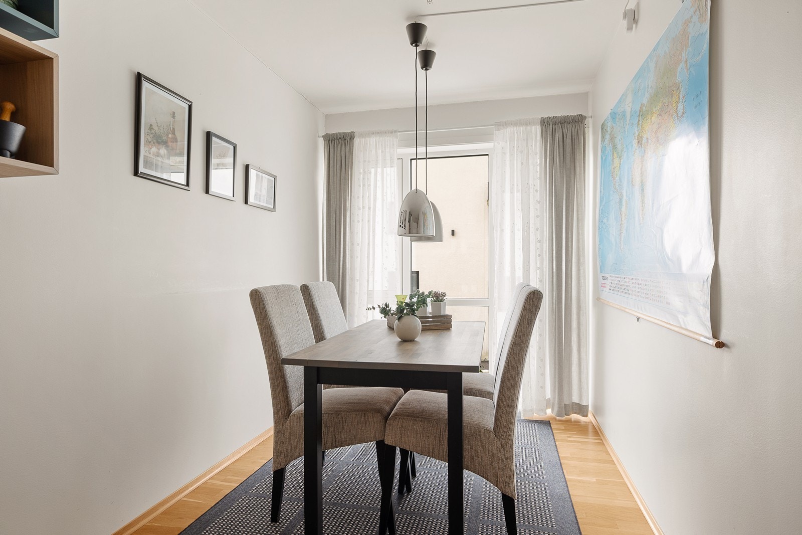 Store vinduer også ved spisegruppen Galleribilde