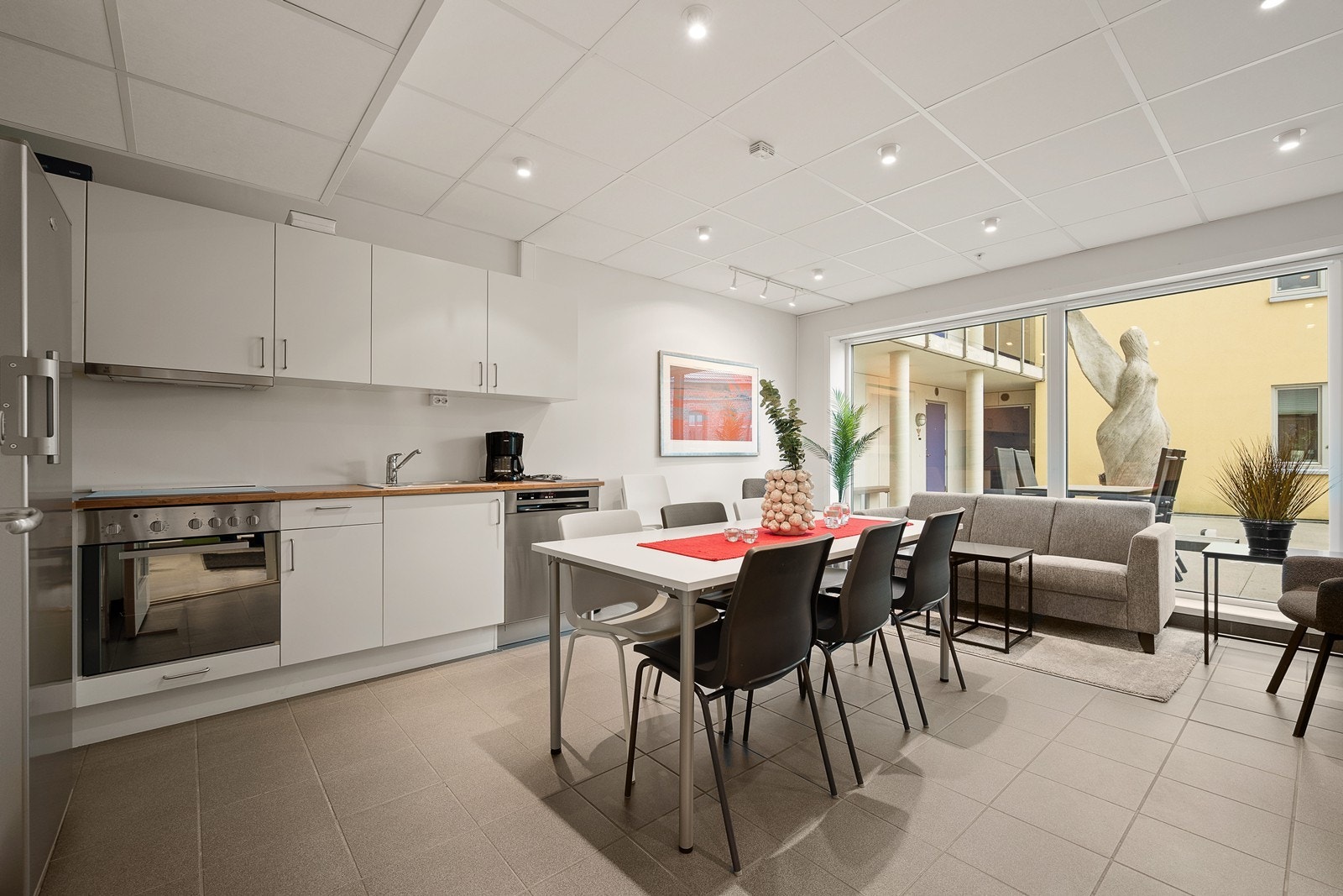 Sameiet har hyggelige fellesarealer - her fra møterom med kjøkken og sittegrupper Galleribilde