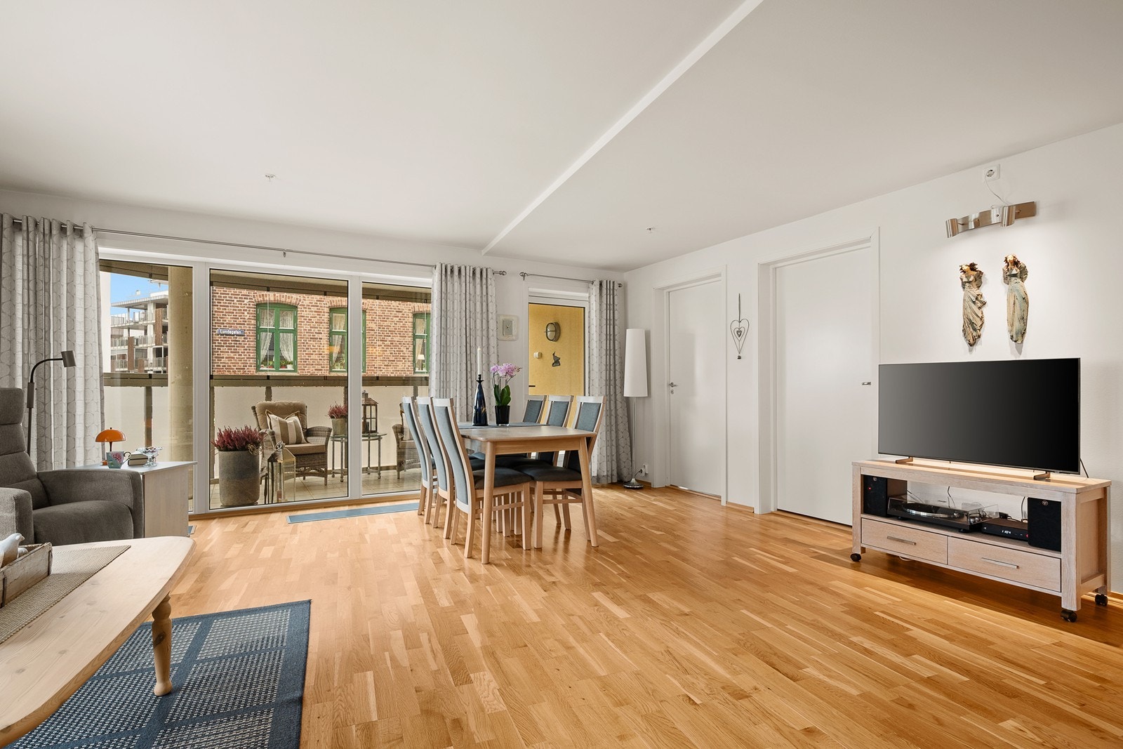 I tillegg til plass til spisestue i stuen er det plass til spisegruppe på kjøkkenet Galleribilde