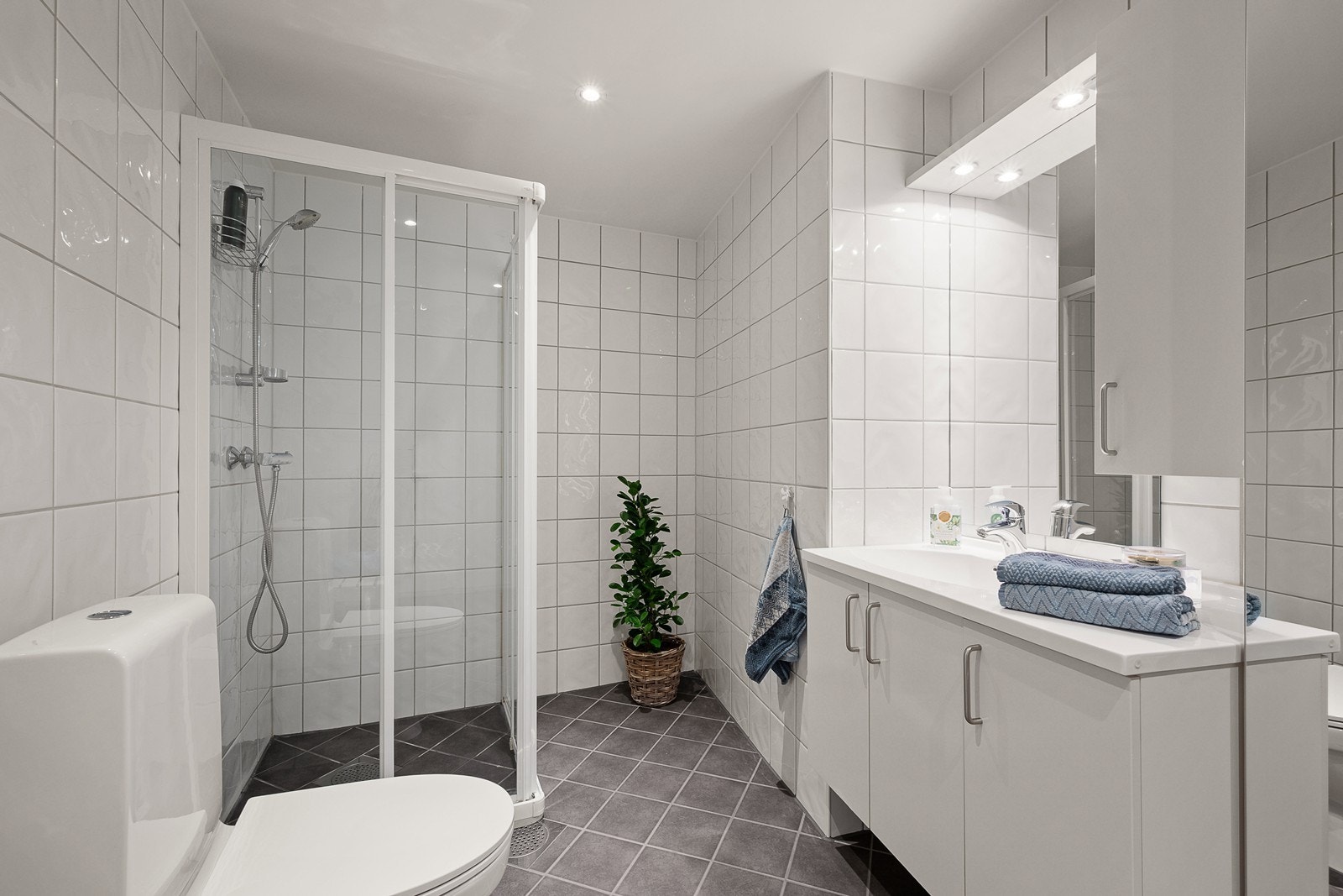 Bad med dusjhjørne - separat vaskerom i boligen Galleribilde