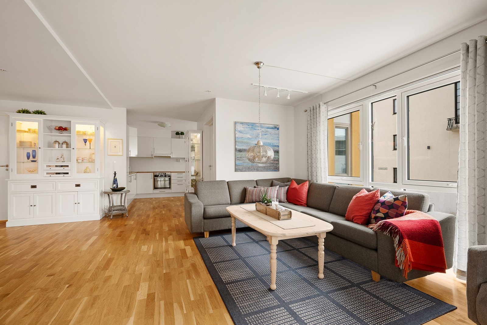 Luftig og god planløsning med mye naturlig lys Galleribilde