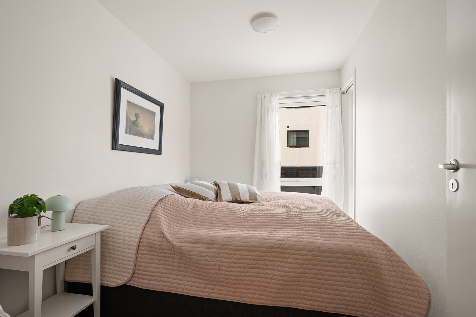 Soverom 3 har også lamellgardiner Galleribilde