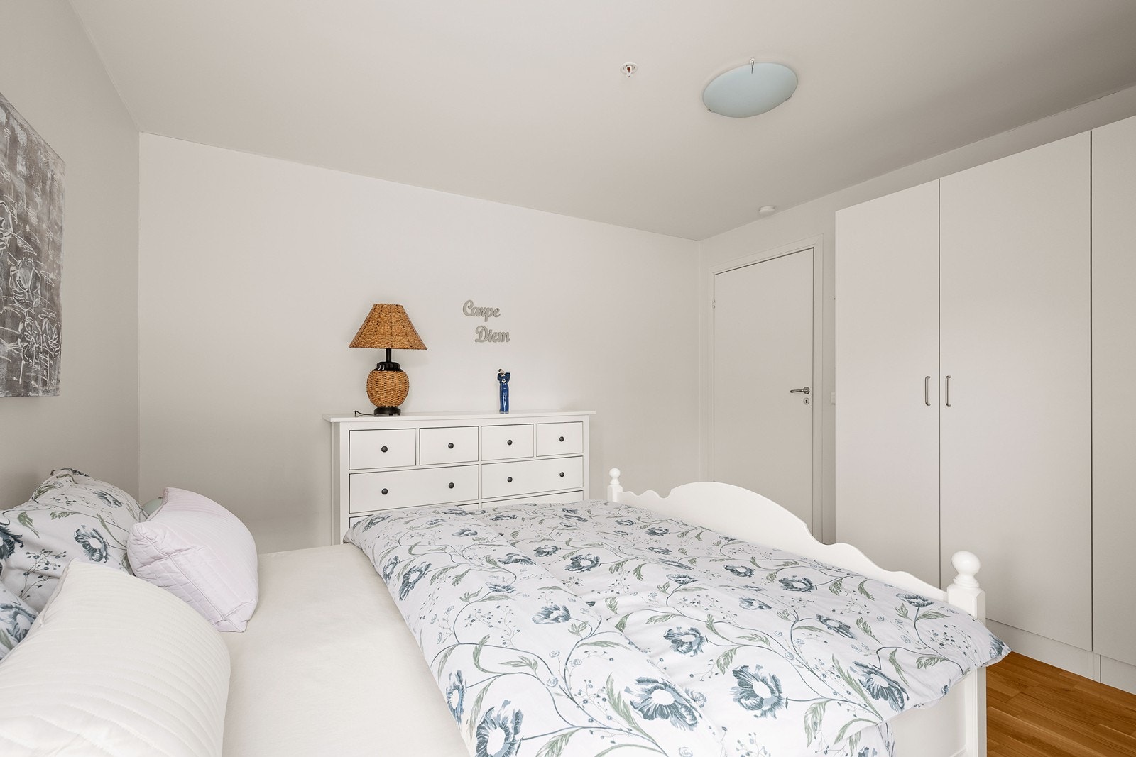 Store garderobeskap på hovedsoverommet Galleribilde