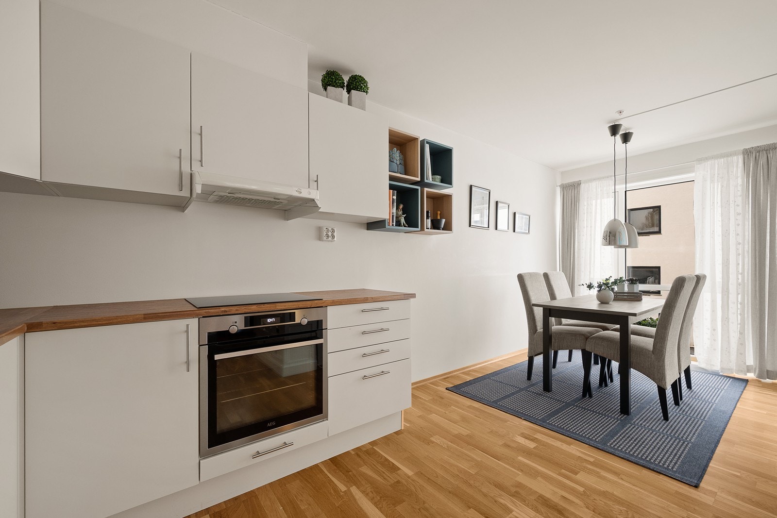 På kjøkkenet er det plass til spisegruppe Galleribilde