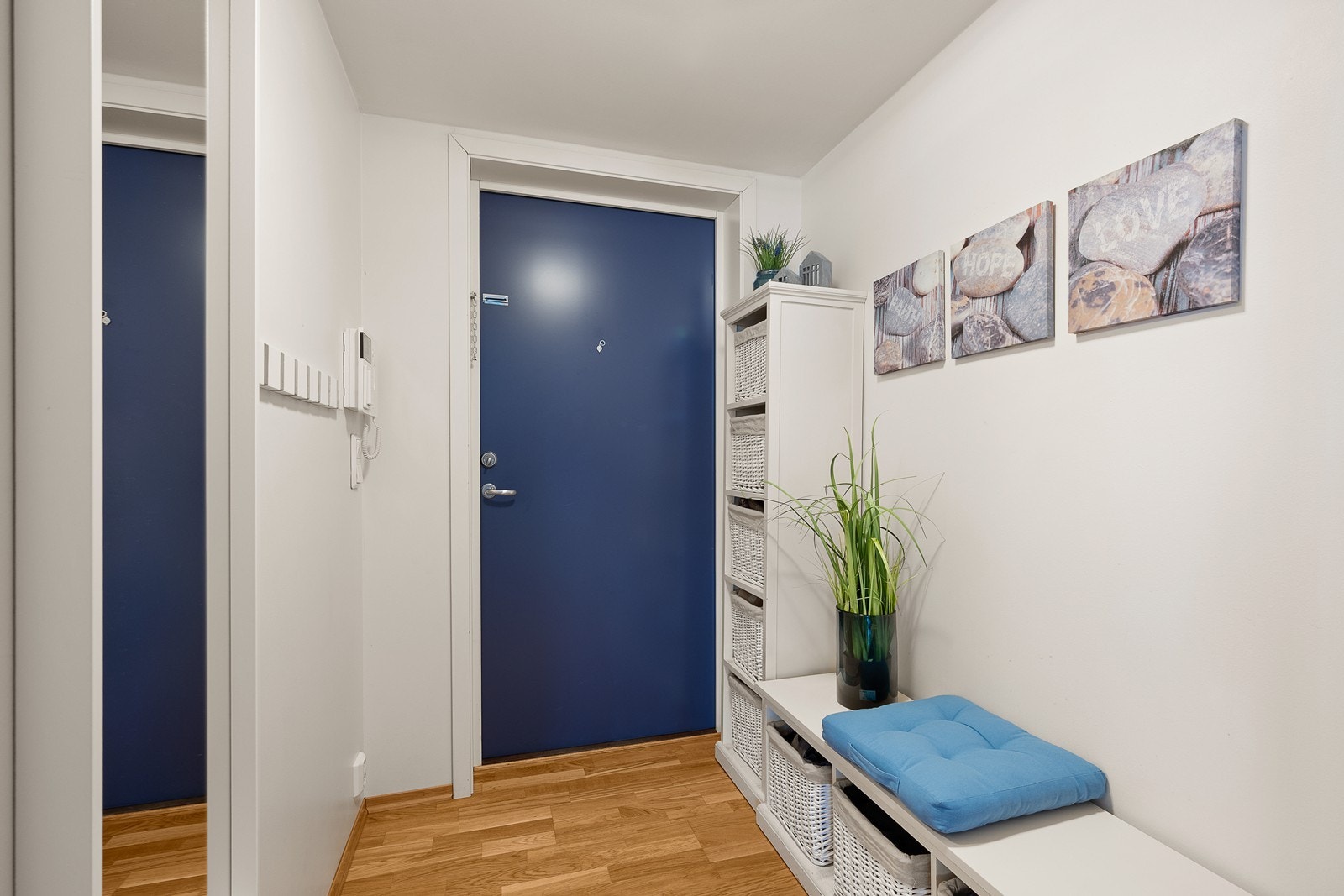 Yttergang med plass til klesoppbevaring Galleribilde