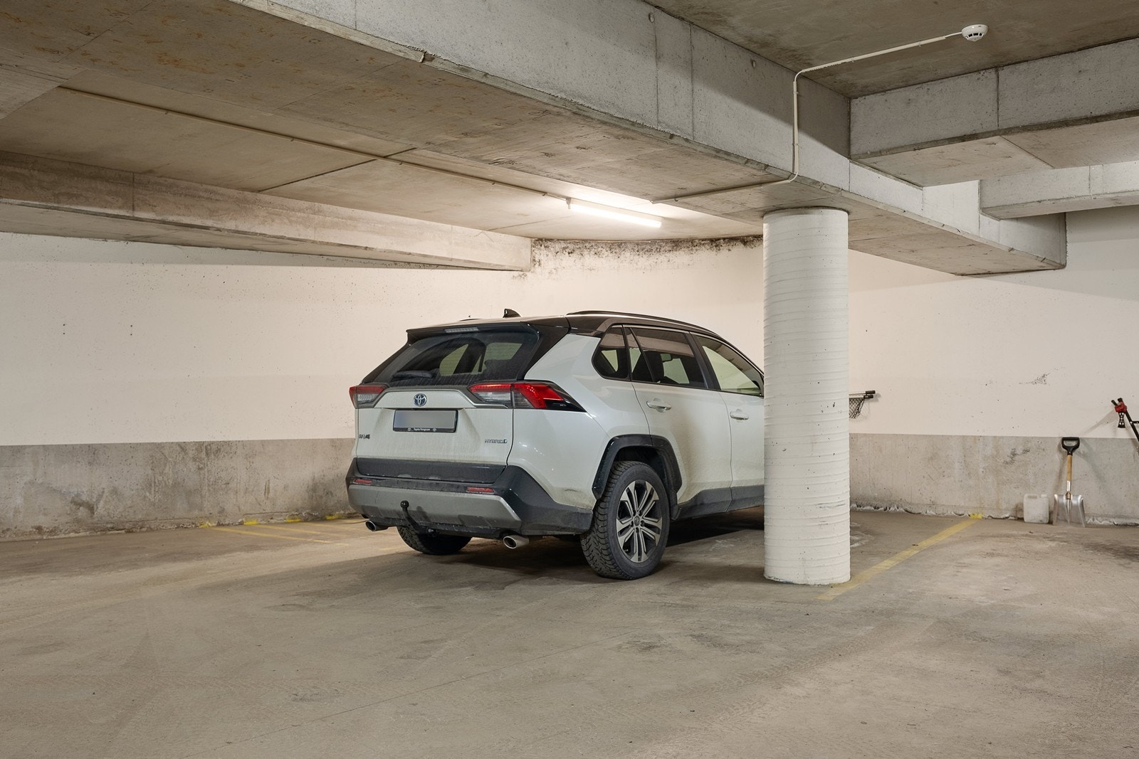 Stor parkeringsplass i garasjekjeller med ekstra plass på sidene Galleribilde