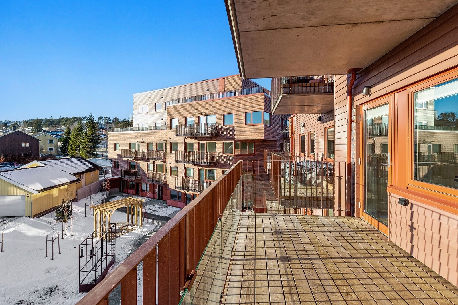 Stor balkong med plass til utemøbler. Galleribilde