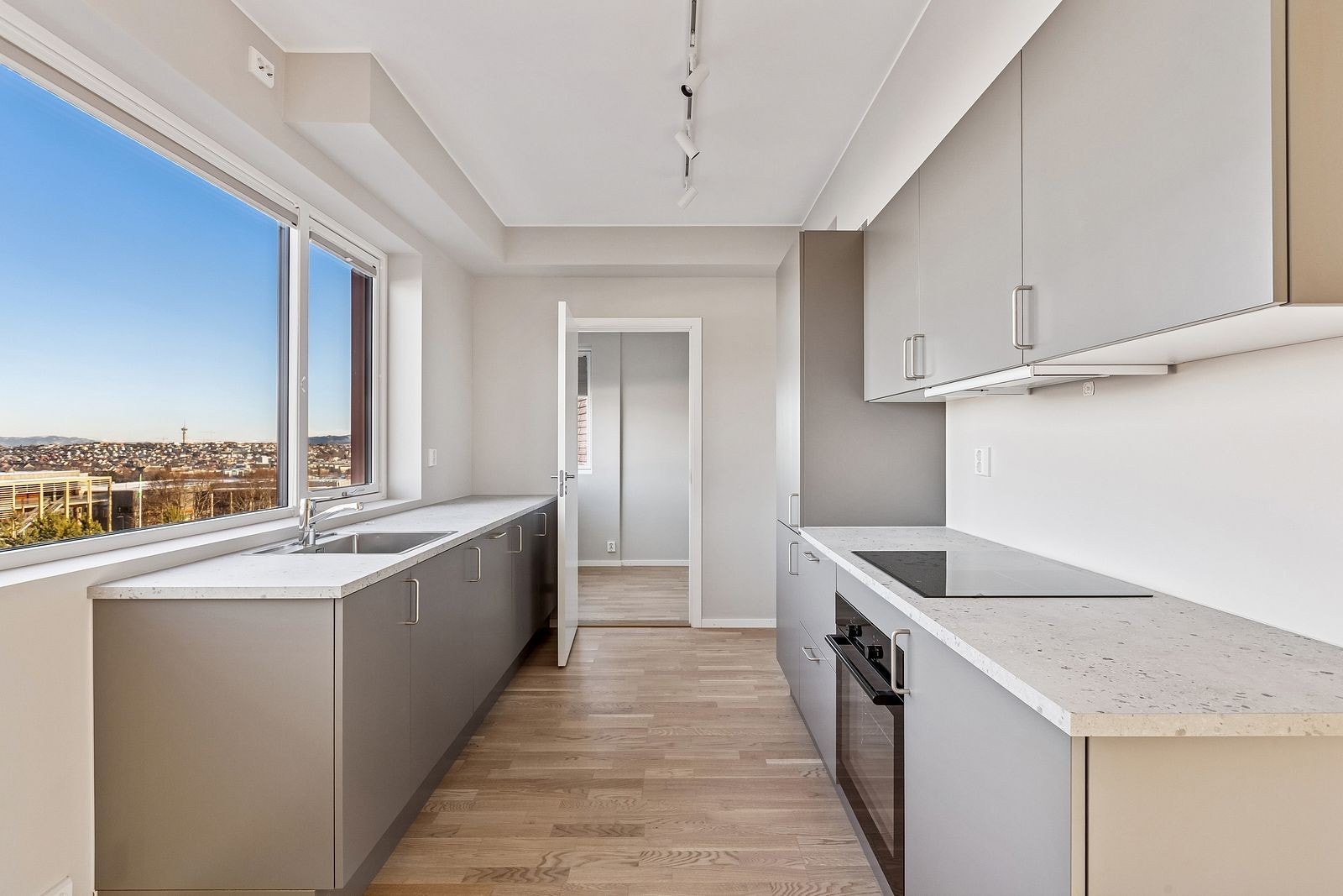 Lekkert kjøkken i høy standard Galleribilde