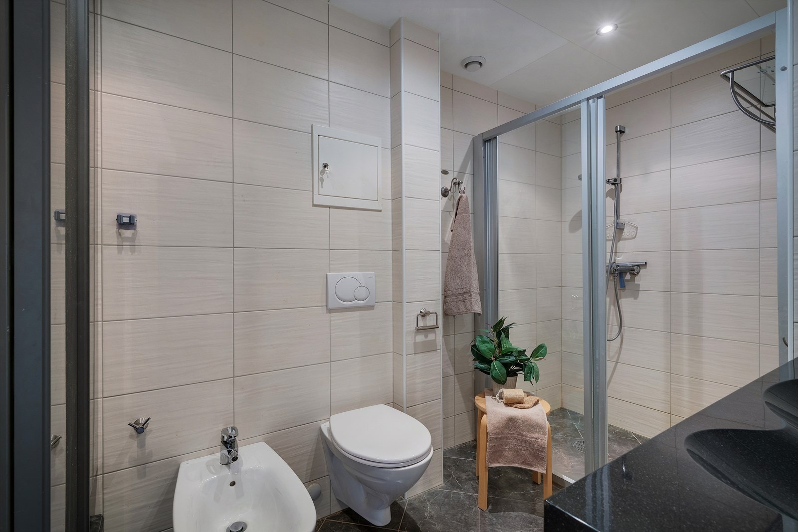 - Helfliset baderom med tidløst farge- og materialvalg - Galleribilde