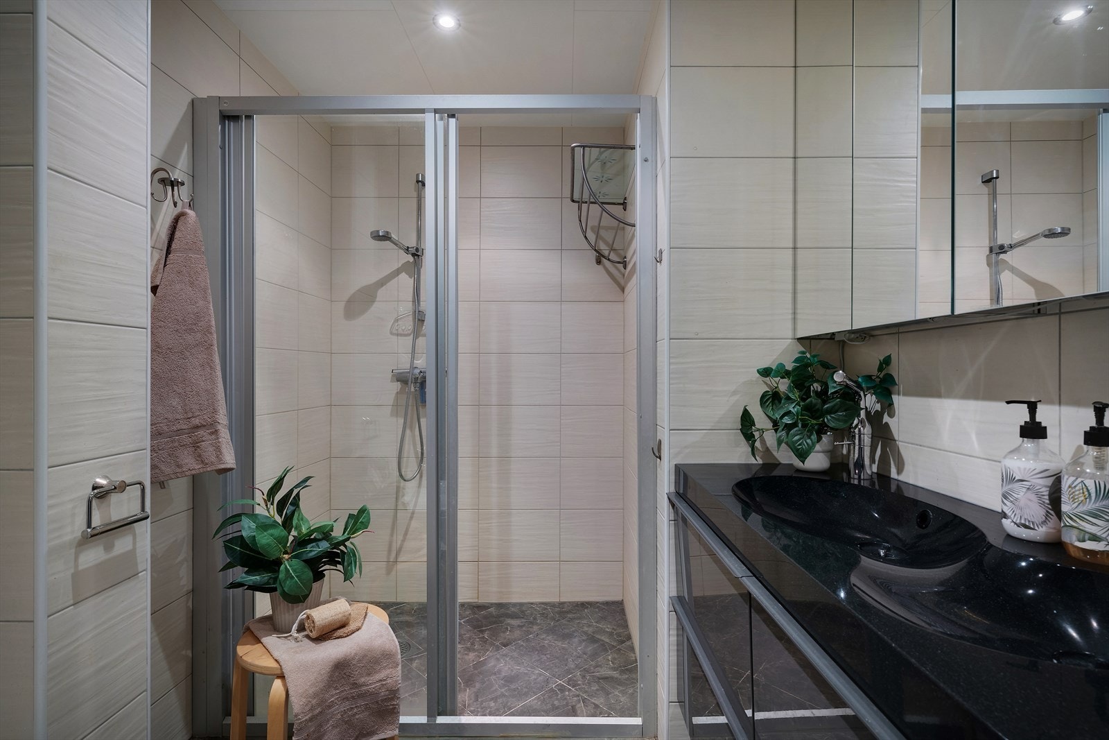 - Badet byr på behagelig varme i gulvet, dobbelvask, samt gode lagringsmuligheter i servant- og speilskap - Galleribilde